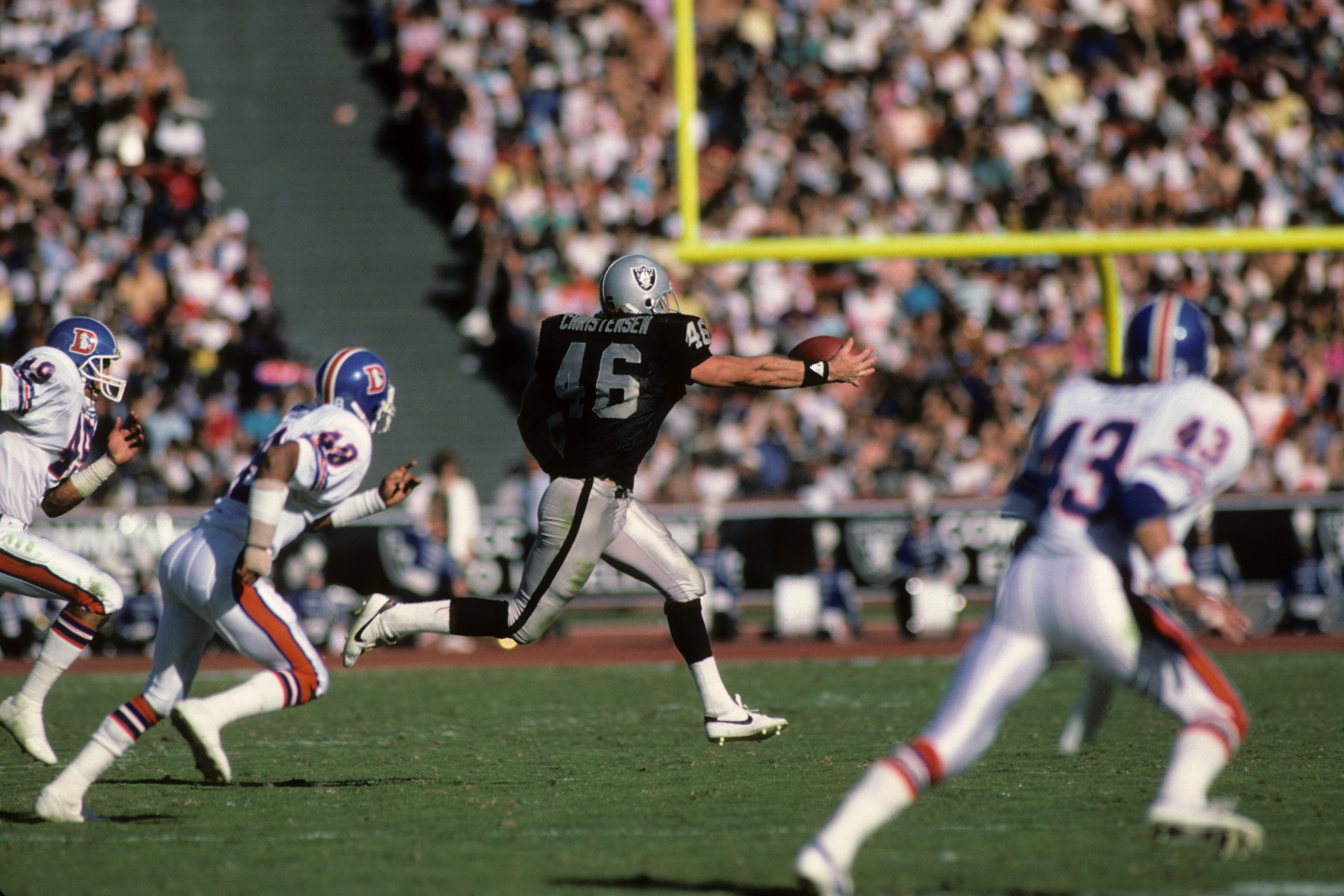 LOS ANGELES, CA - NOVEMBER 2:  Todd Christensen #46 of the Los Angeles Raiders attempts to make a one handed catch against the Denver Broncos during the game at the Los Angeles Memorial Coliseum on November 2, 1986 in Los Angeles, California.  The Broncos