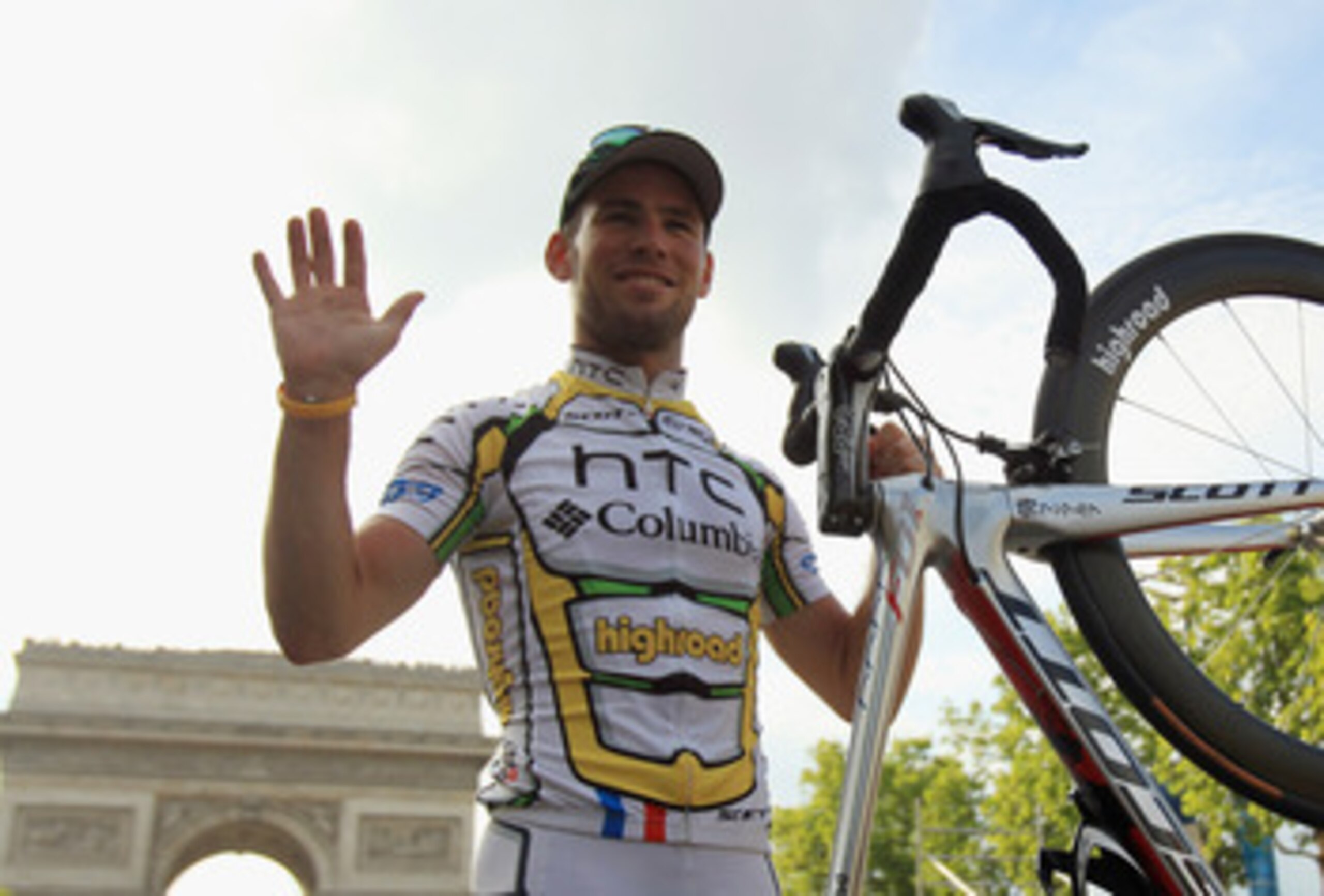 PARIS - JULY 25:  Mark Cavendish of team HTC Columbia celebrates after winning the twentieth and final stage of Le Tour de France 2010, from Longjumeau to the Champs-Elysees in Paris on July 25, 2010 in Paris, France.  (Photo by Spencer Platt/Getty Images