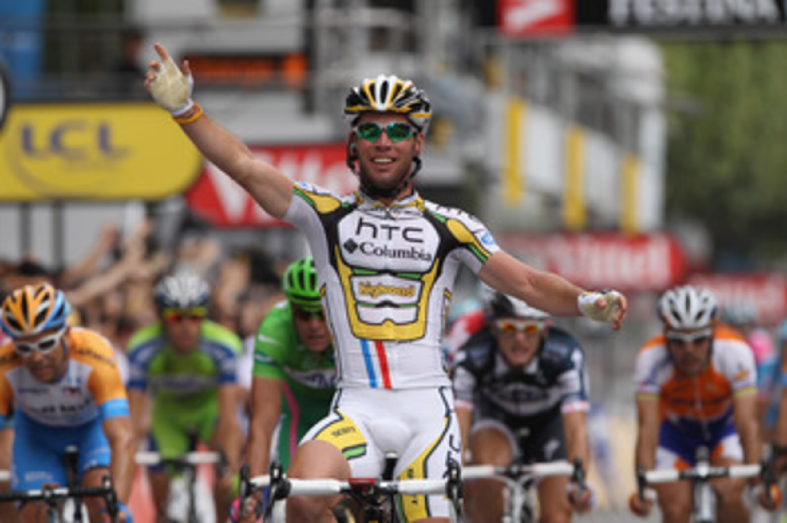 PARIS - JULY 25:  Mark Cavendish of HTC Columbia celebrates victory in the twentieth and final stage of Le Tour de France 2010, from Longjumeau to the Champs-Elysees in Paris on July 25, 2010 in Paris, France.  (Photo by Bryn Lennon/Getty Images)