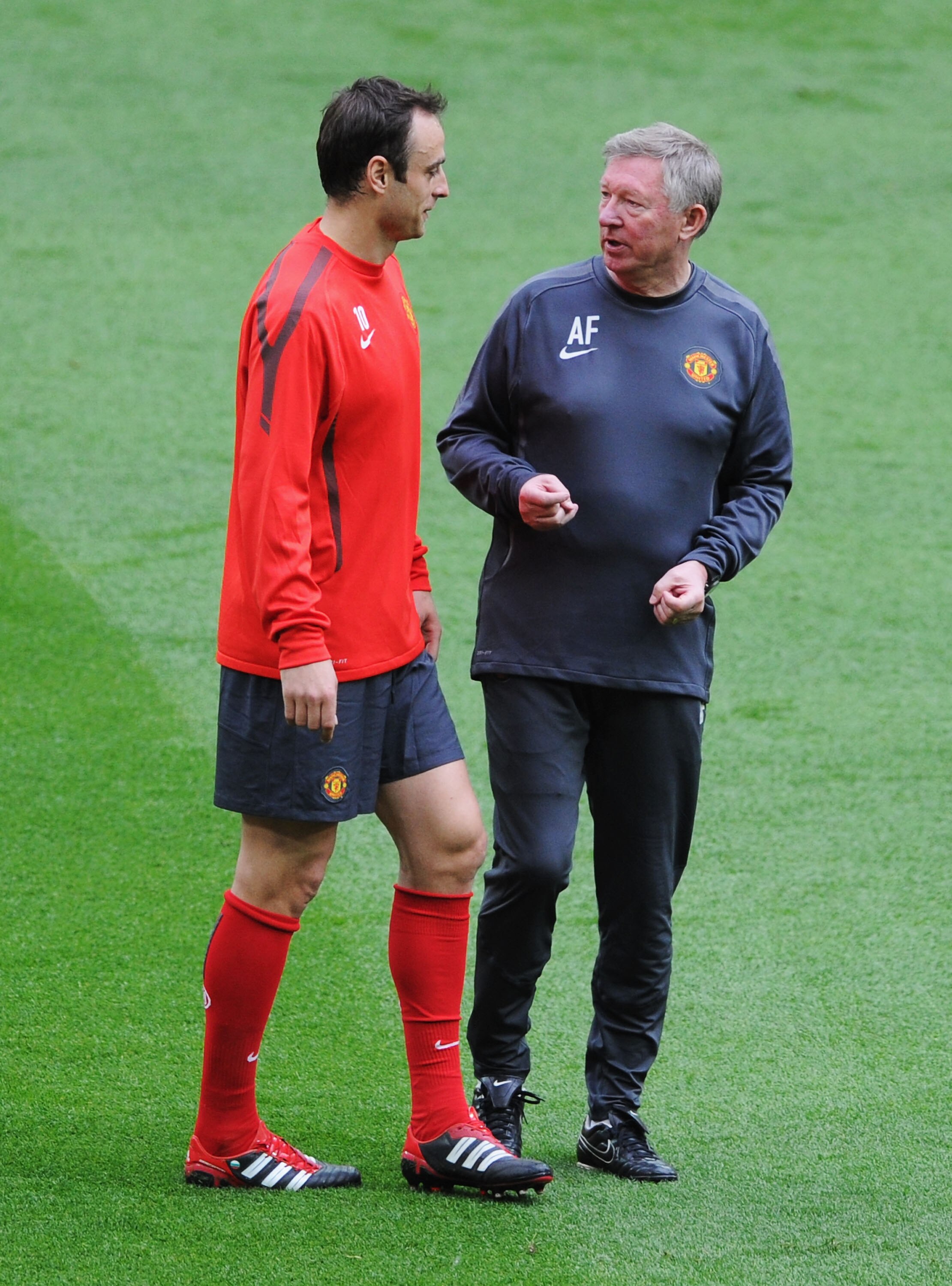 LONDON, ENGLAND - MAY 27: Sir Alex Ferguson manager of Manchester United (R) talks with Dimitar Berbatov of Manchester United during a Manchester United training session prior to the UEFA Champions League final versus Barcelona at Wembley Stadium on May LONDON, ENGLAND - MAY 27: Sir Alex Ferguson manager of Manchester United (R) talks with Dimitar Berbatov of Manchester United during a Manchester United training session prior to the UEFA Champions League final versus Barcelona at Wembley Stadium on May