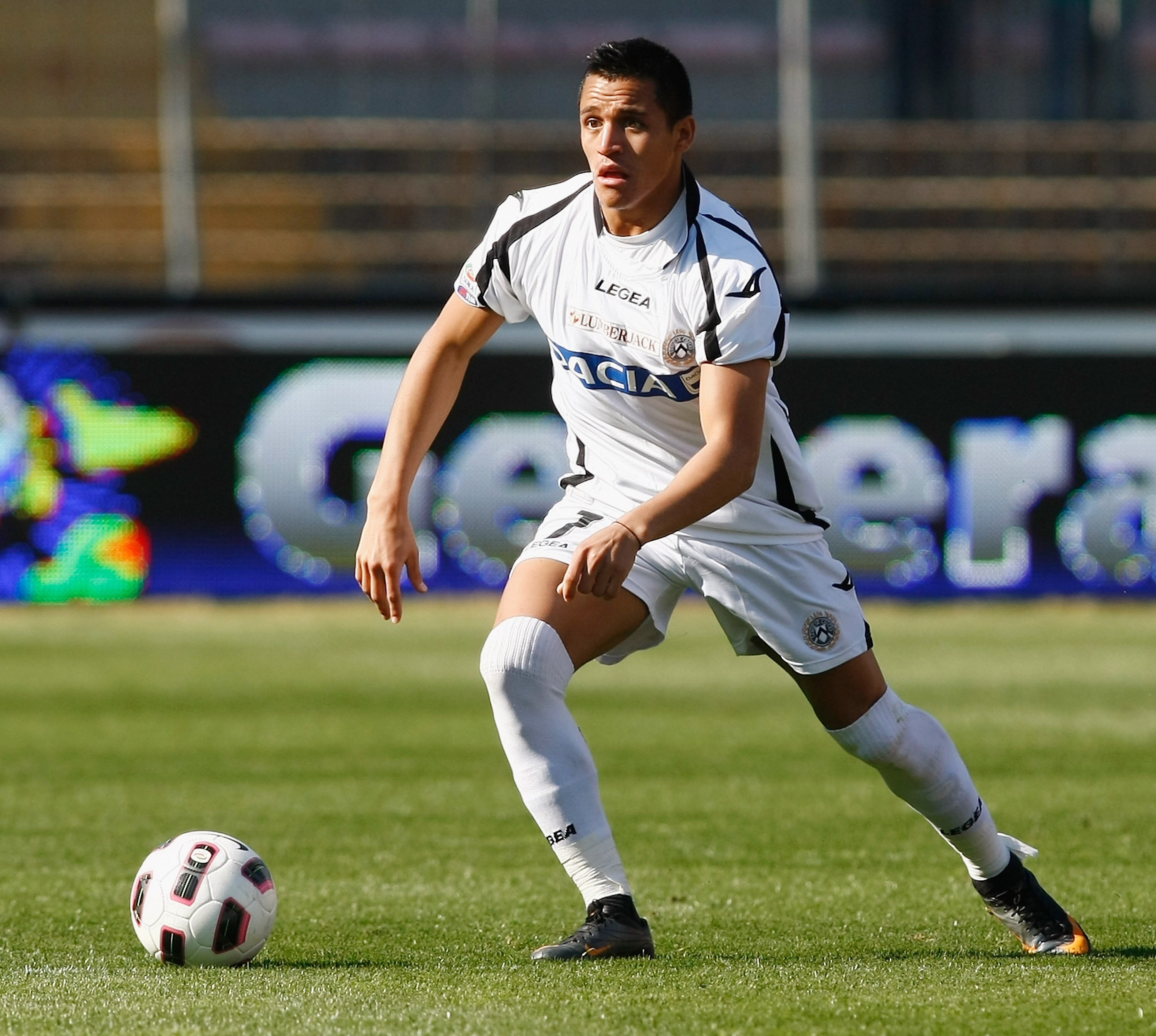 LECCE, ITALY - APRIL 03: Alexis Sanchez of Udinese during the Serie A match between US Lecce and Udinese Calcio at Stadio Via del Mare on April 3, 2011 in Lecce, Italy. (Photo by Maurizio Lagana/Getty Images) LECCE, ITALY - APRIL 03: Alexis Sanchez of Udinese during the Serie A match between US Lecce and Udinese Calcio at Stadio Via del Mare on April 3, 2011 in Lecce, Italy. (Photo by Maurizio Lagana/Getty Images)