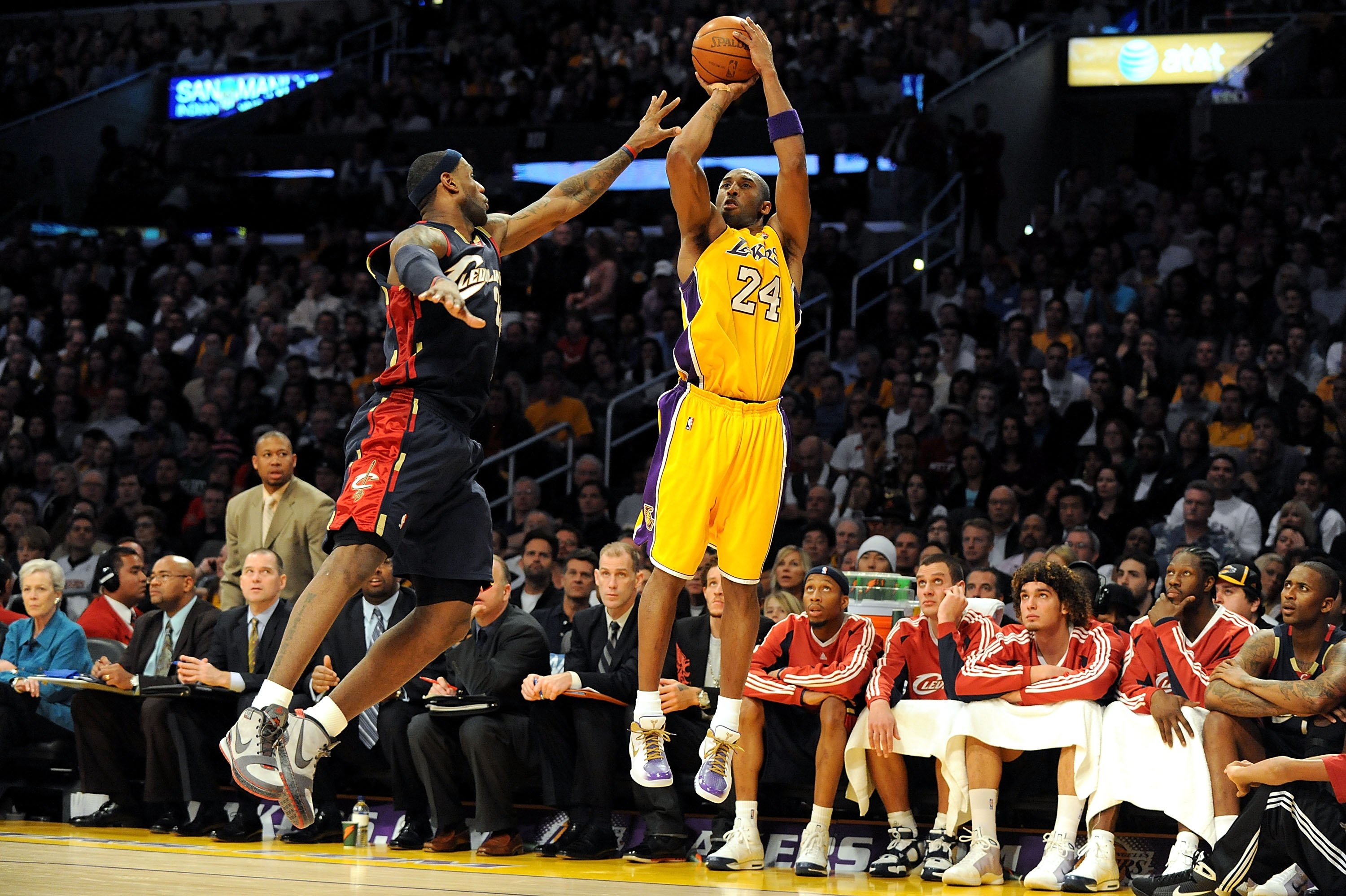 LOS ANGELES, CA - JANUARY 19:  Kobe Bryant #24 of the Los Angeles Lakers shoots a jumper against LeBron James #23 of the Cleveland Cavaliers during the game at Staples Center on January 19, 2009 in Los Angeles, California.  The Lakers defeated the Cavalie