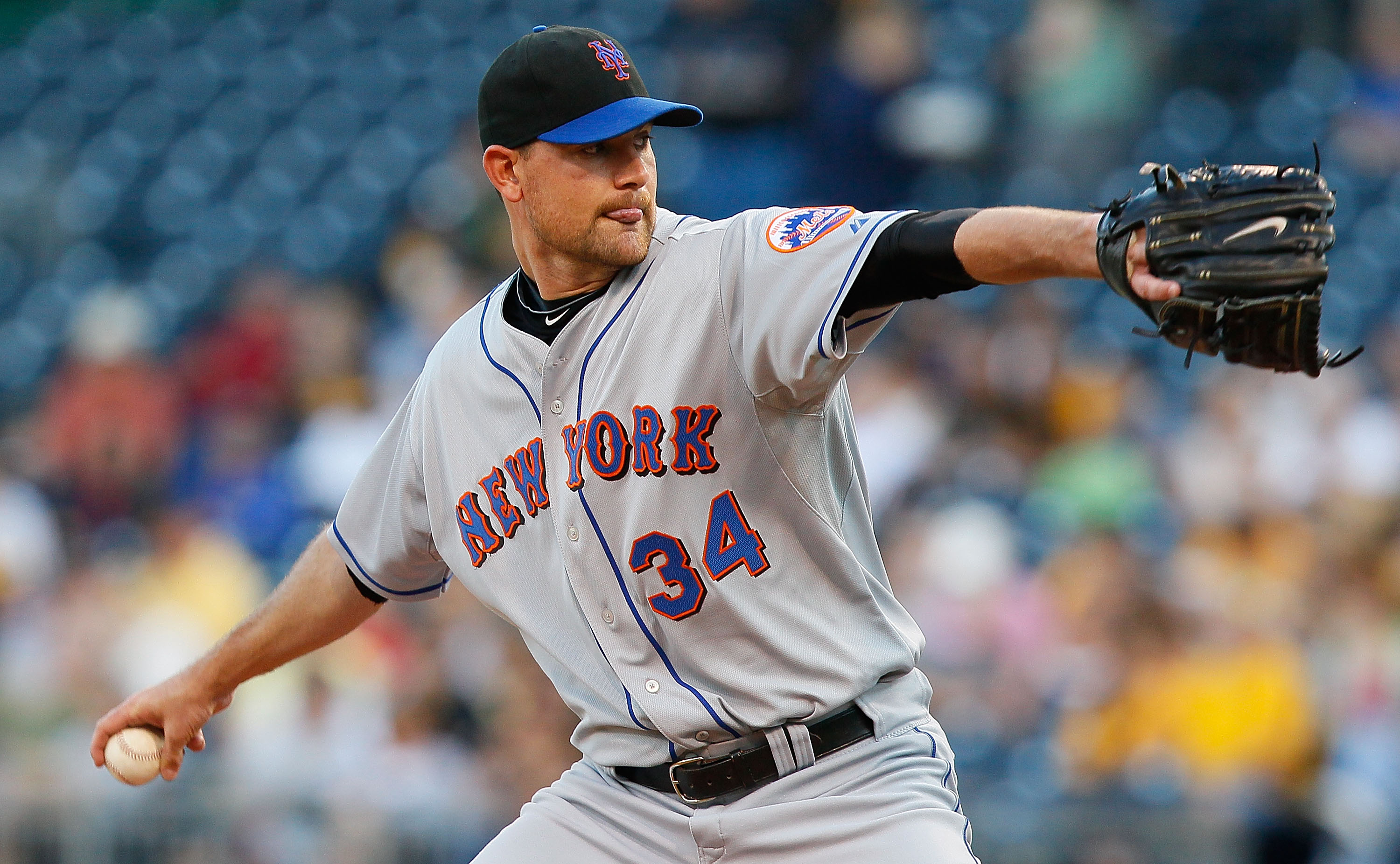 PITTSBURGH - JUNE 13:  Mike Pelfrey #34 of the New York Mets pitches against the Pittsburgh Pirates during the game on June 13, 2011 at PNC Park in Pittsburgh, Pennsylvania.  (Photo by Jared Wickerham/Getty Images)