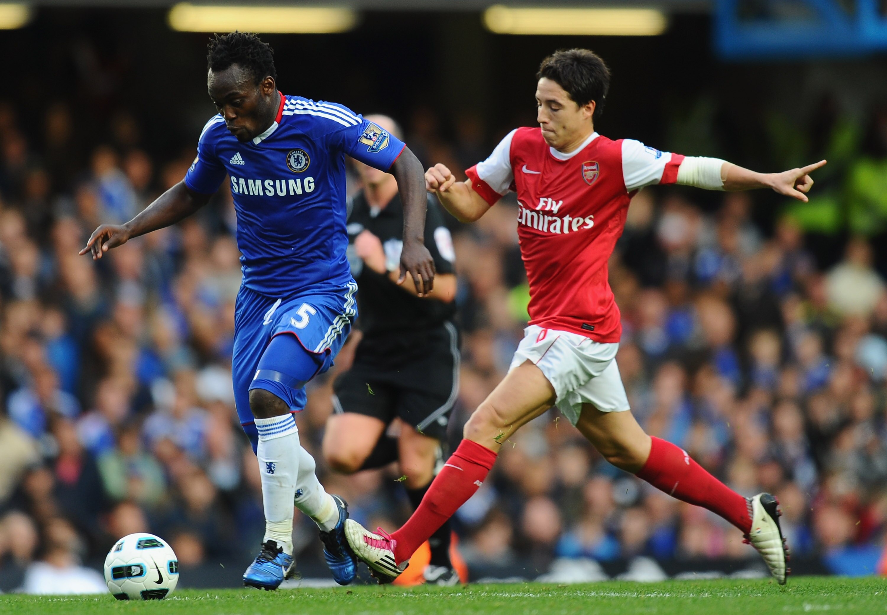 LONDON, ENGLAND - OCTOBER 03:  Michael Essien of Chelsea is challenged by Samir Nasri of Arsenal during the Barclays Premier League match between Chelsea and Arsenal at Stamford Bridge on October 3, 2010 in London, England.  (Photo by Mike Hewitt/Getty Im
