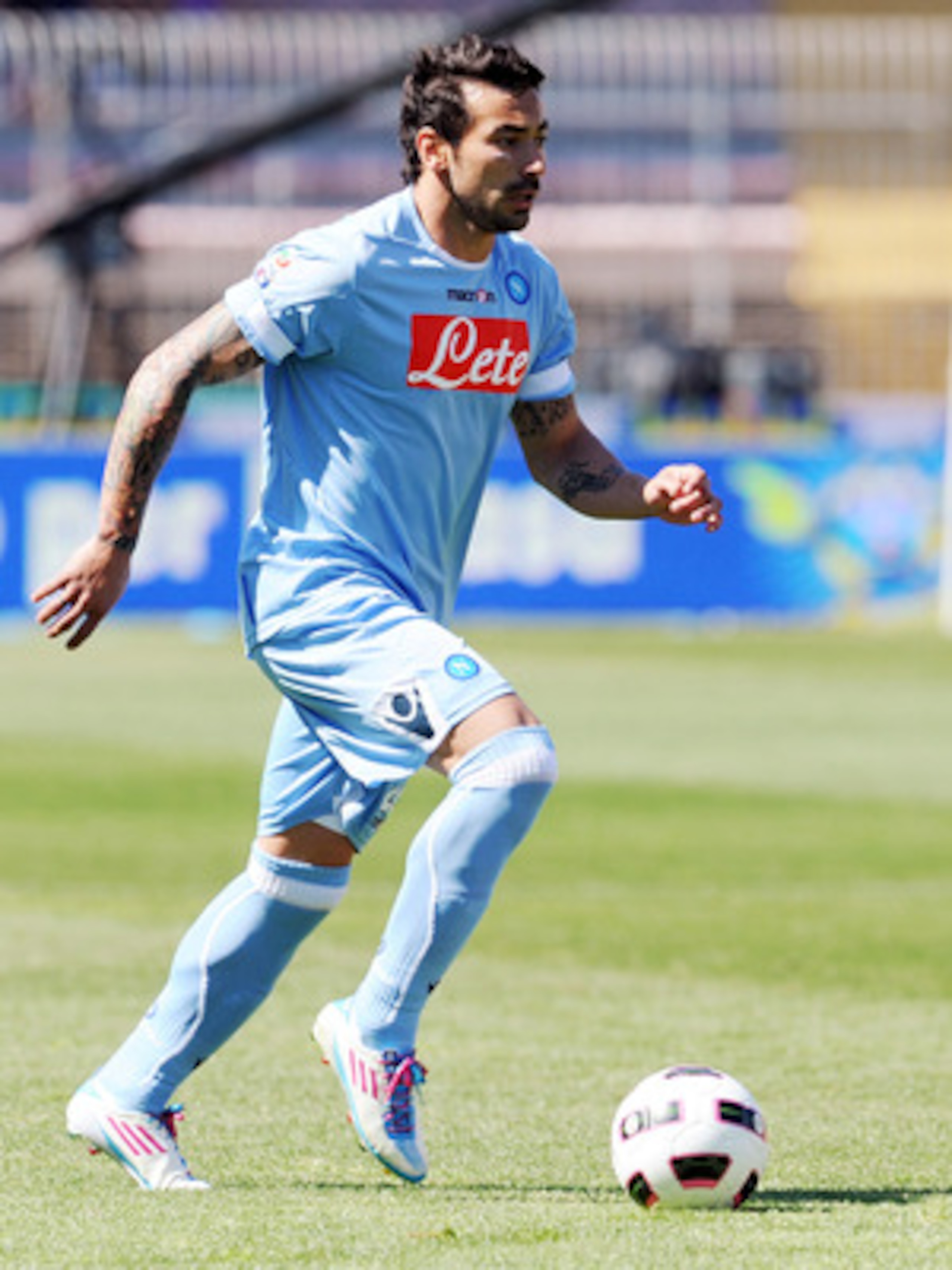 LECCE, ITALY - MAY 08:  Ezequiel Lavezzi of Napoli in action during the Serie A match between Lecce and SSC Napoli at Stadio Via del Mare on May 8, 2011 in Lecce, Italy.  (Photo by Giuseppe Bellini/Getty Images)