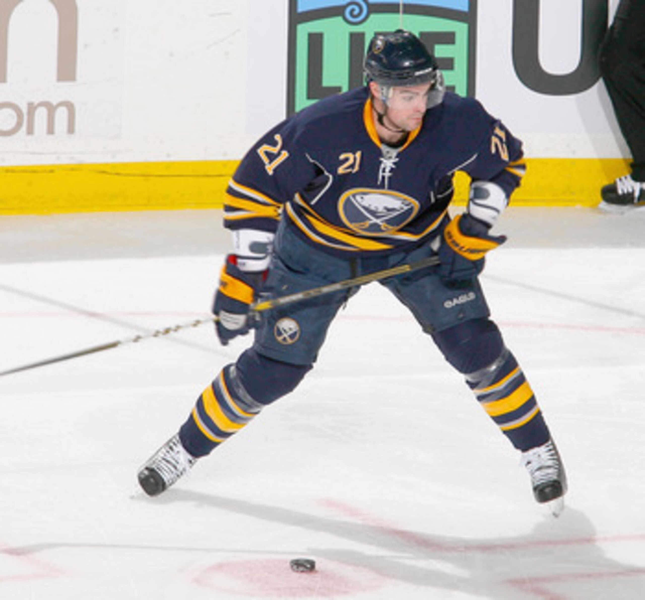 BUFFALO, NY - FEBRUARY 23: Drew Stafford #21 of the Buffalo Sabres readies to shoot against the Atlanta Thrashers at HSBC Arena on February 23, 2011 in Buffalo, New York. Buffalo won 4-1. (Photo by Rick Stewart/Getty Images)
