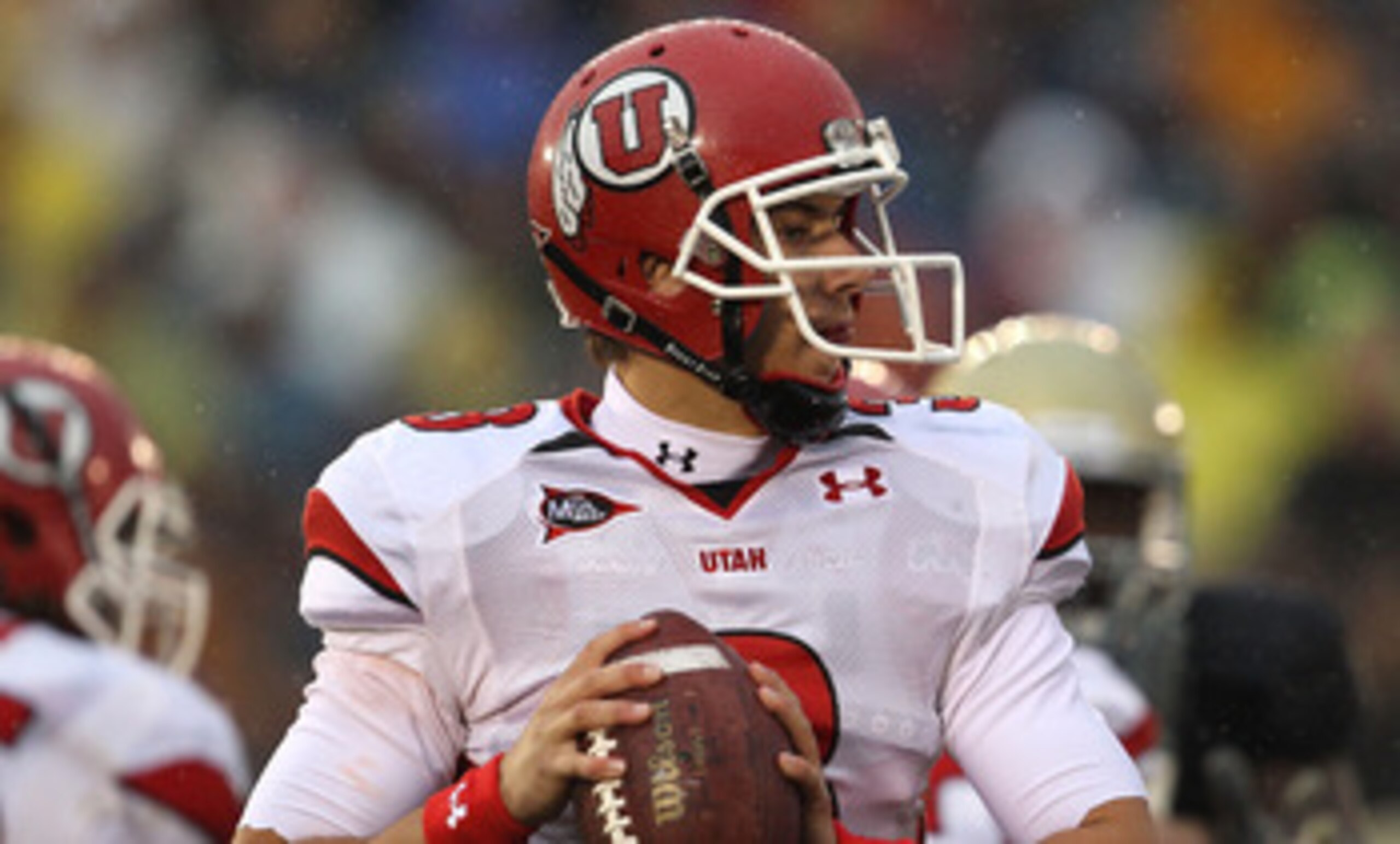 SOUTH BEND, IN - NOVEMBER 13: Jordan Wynn #3 of the Utah Utes looks for a recevier against the Notre Dame Fighting Irish at Notre Dame Stadium on November 13, 2010 in South Bend, Indiana. Notre Dame defeated Utah 28-3. (Photo by Jonathan Daniel/Getty Imag