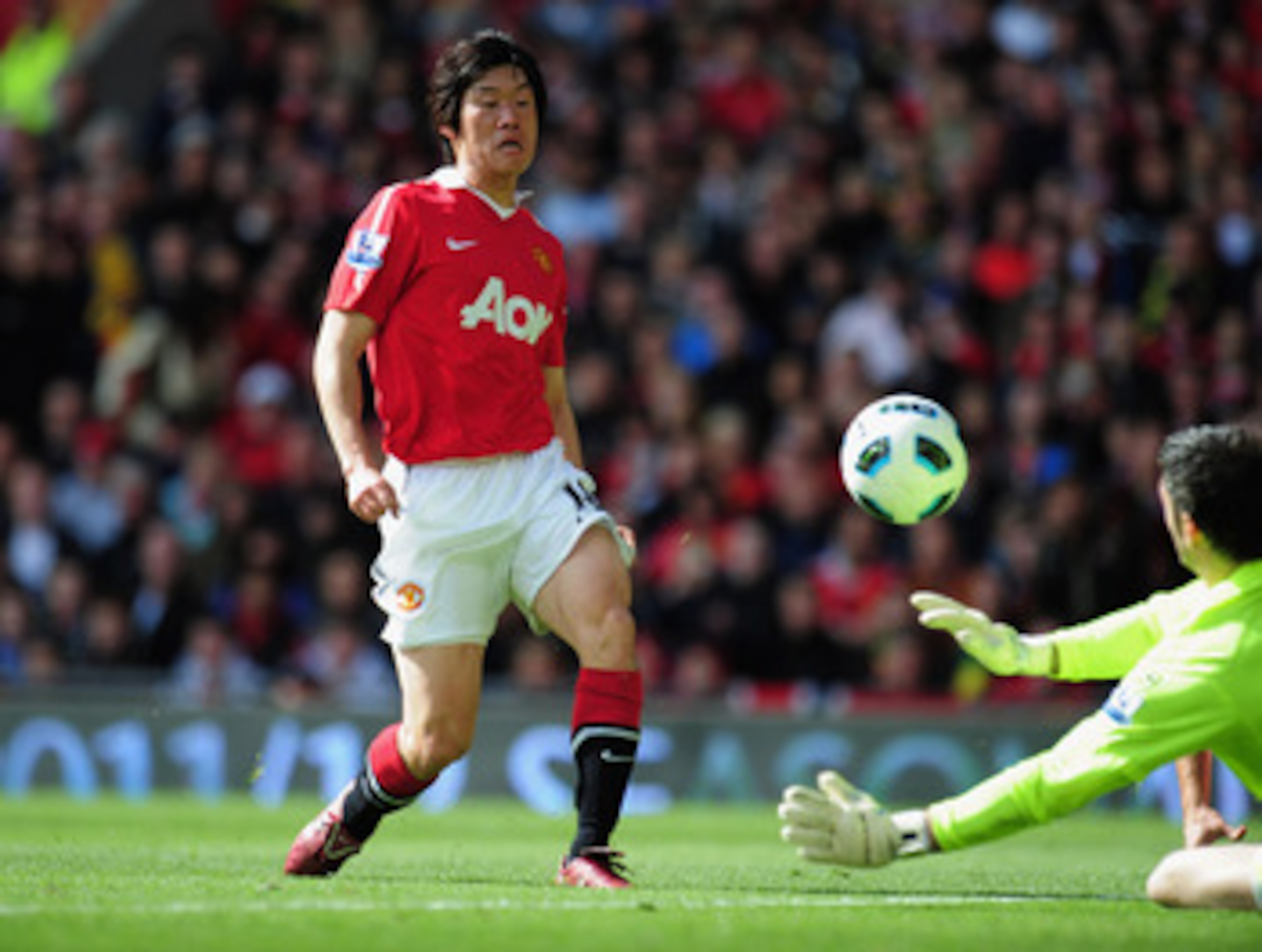 MANCHESTER, ENGLAND - MAY 22:  Park Ji-Sung of Manchester United beats Matthew Gilks of Blackpool to scores their first goal during the Barclays Premier League match between Manchester United and Blackpool at Old Trafford on May 22, 2011 in Manchester, En