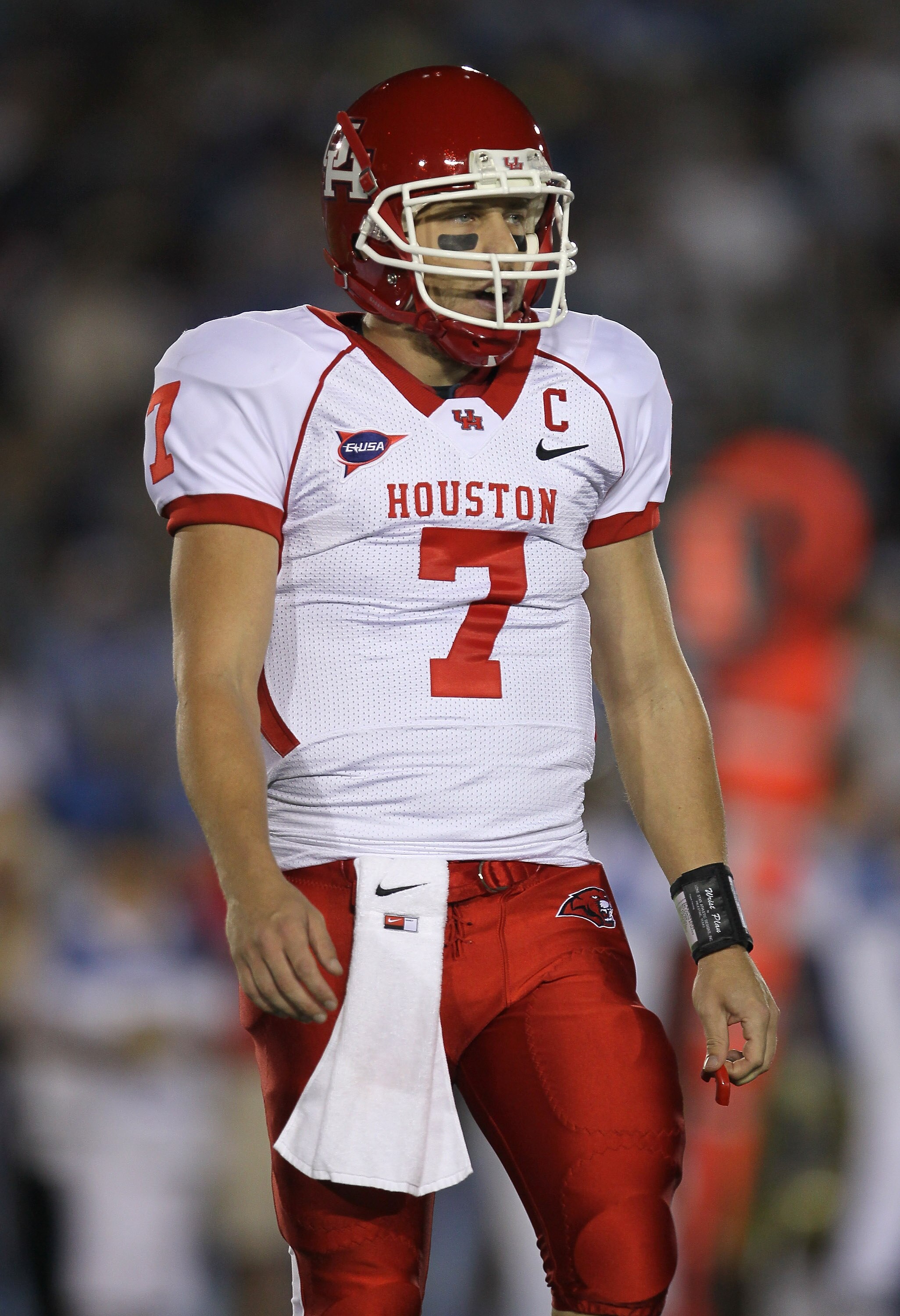 PASADENA, CA - SEPTEMBER 18:  Quarterback Case Keenum #7 of the Houston Cougars at the game against the UCLA Bruins in the second quarter at the Rose Bowl on September 18, 2010 in Pasadena, California.  UCLA won 31-13.  (Photo by Stephen Dunn/Getty Images