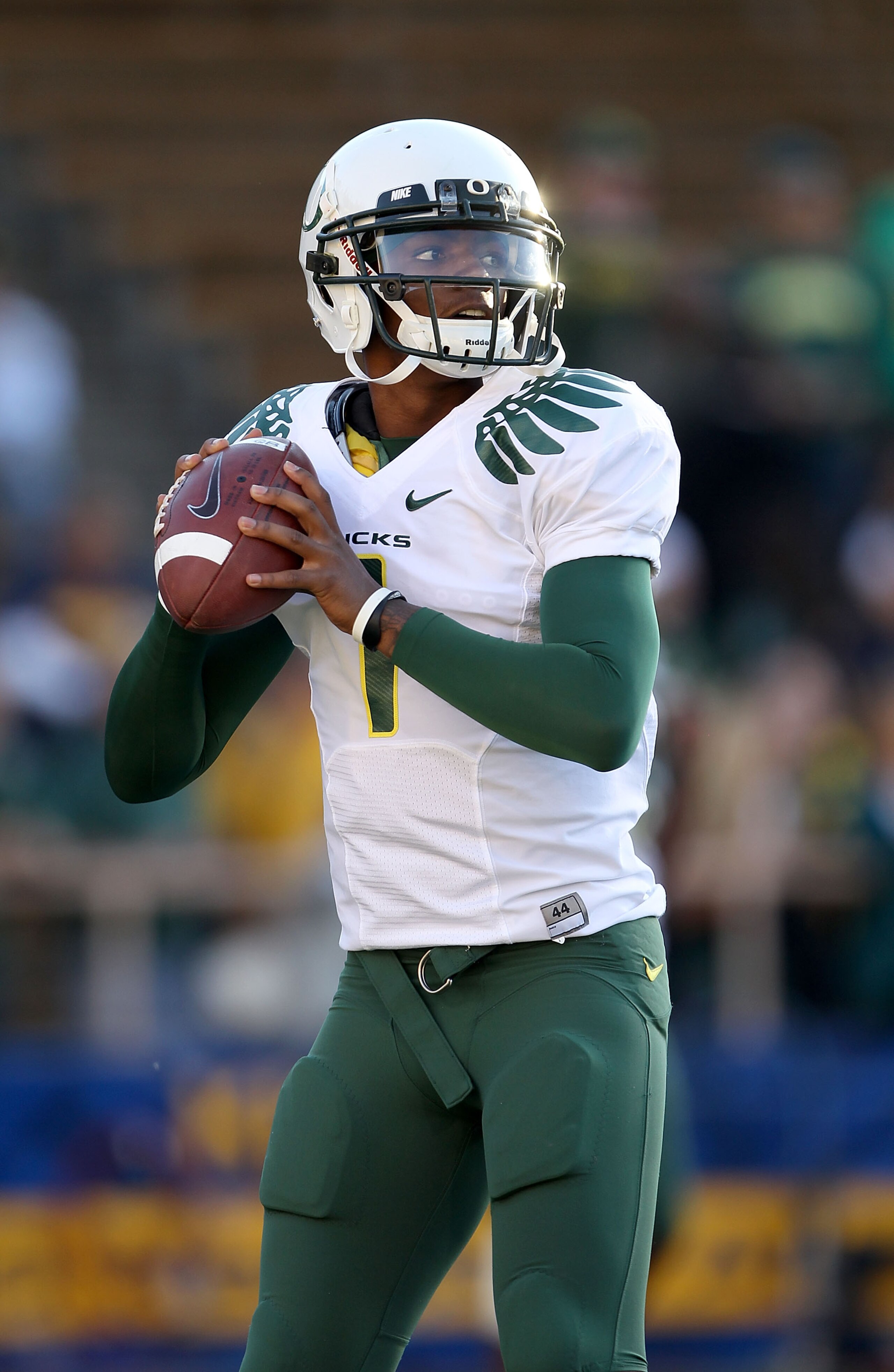 BERKELEY, CA - NOVEMBER 13:  Darron Thomas #1 of the Oregon Ducks warms up before their game against the California Golden Bears  at California Memorial Stadium on November 13, 2010 in Berkeley, California.  (Photo by Ezra Shaw/Getty Images)