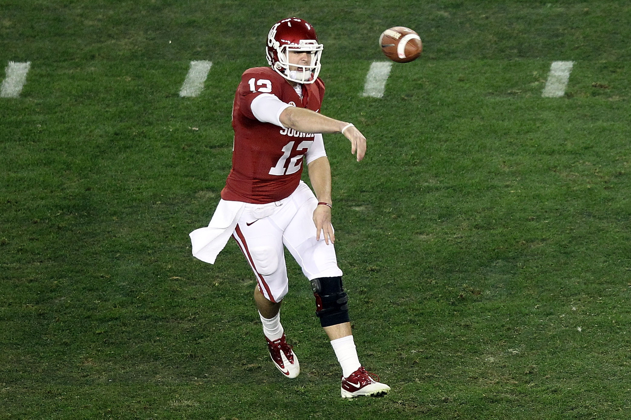 GLENDALE, AZ - JANUARY 01: Landry Jones #12 of the Oklahoma Sooners throws the ball against the Connecticut Huskies during the Tostitos Fiesta Bowl at the Universtity of Phoenix Stadium on January 1, 2011 in Glendale, Arizona. (Photo by Christian Peters GLENDALE, AZ - JANUARY 01: Landry Jones #12 of the Oklahoma Sooners throws the ball against the Connecticut Huskies during the Tostitos Fiesta Bowl at the Universtity of Phoenix Stadium on January 1, 2011 in Glendale, Arizona. (Photo by Christian Peters