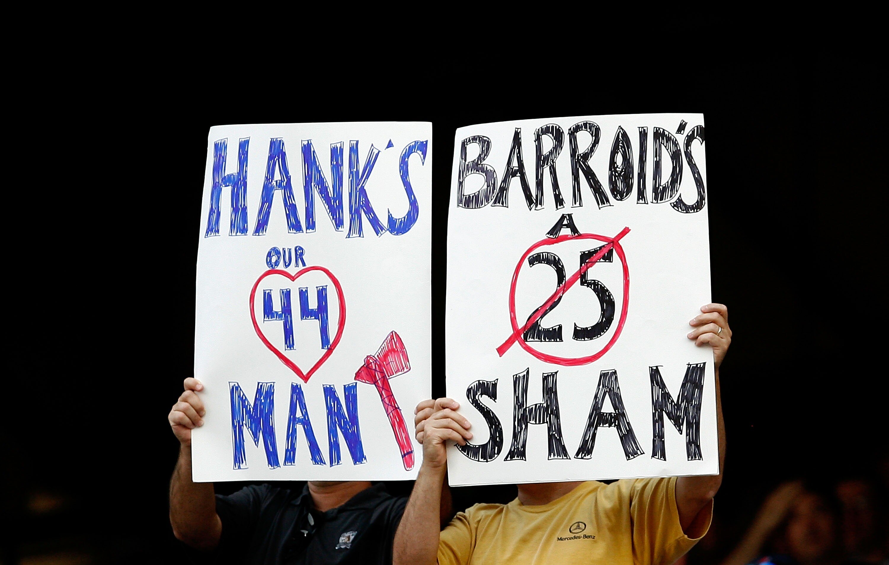 ATLANTA - AUGUST 14:  Fans hold up signs in favor of Hank Aaron and against San Francisco Giants outfielder Barry Bonds #25 during the game at Turner Field August 14, 2007 in Atlanta, Georgia.  (Photo by Mike Zarrilli/Getty Images)