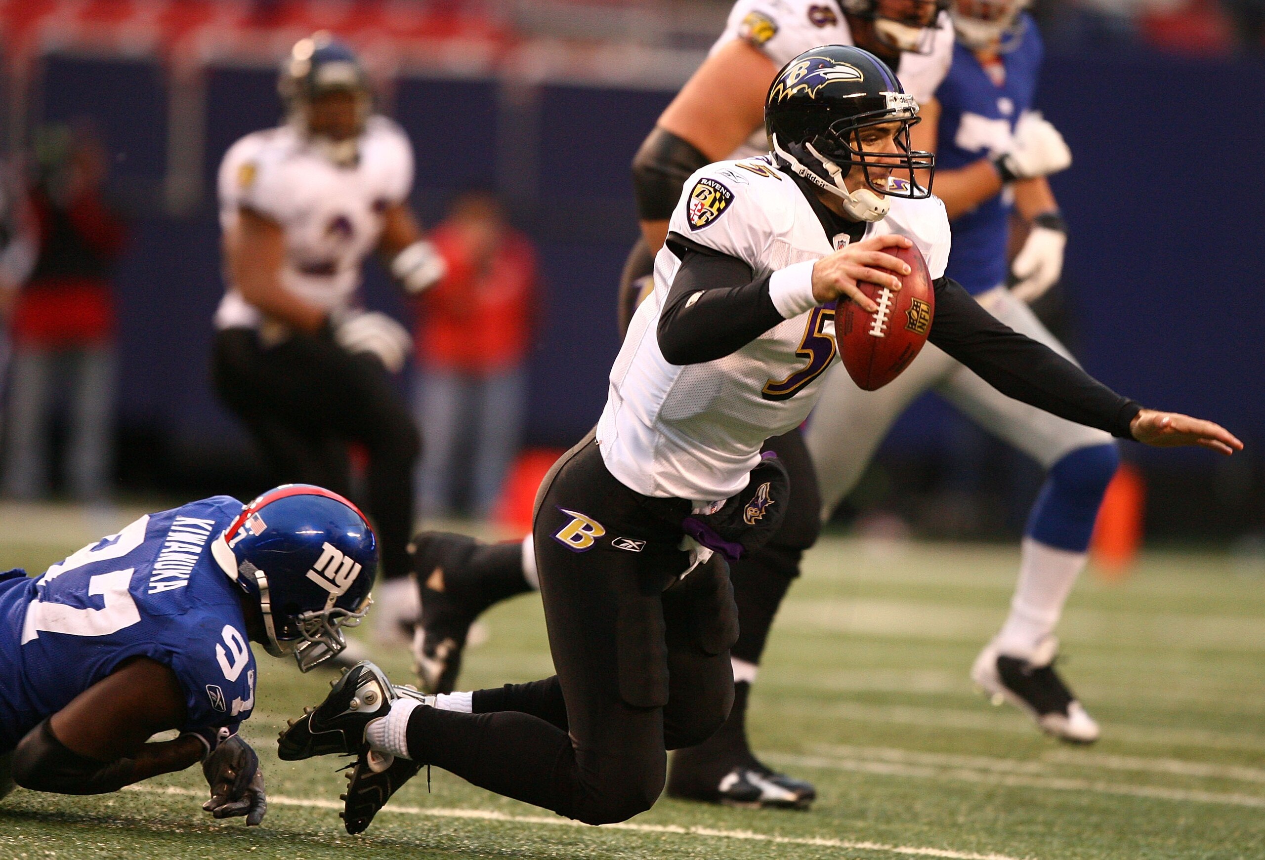 EAST RUTHERFORD, NJ - NOVEMBER 16:  Mathias Kiwanuka #97 of the New York Giants sacks Joe Flacco #5 of the Baltimore Ravens during their game on November 16, 2008 at Giants Stadium in East Rutherford, New Jersey.  (Photo by Al Bello/Getty Images)