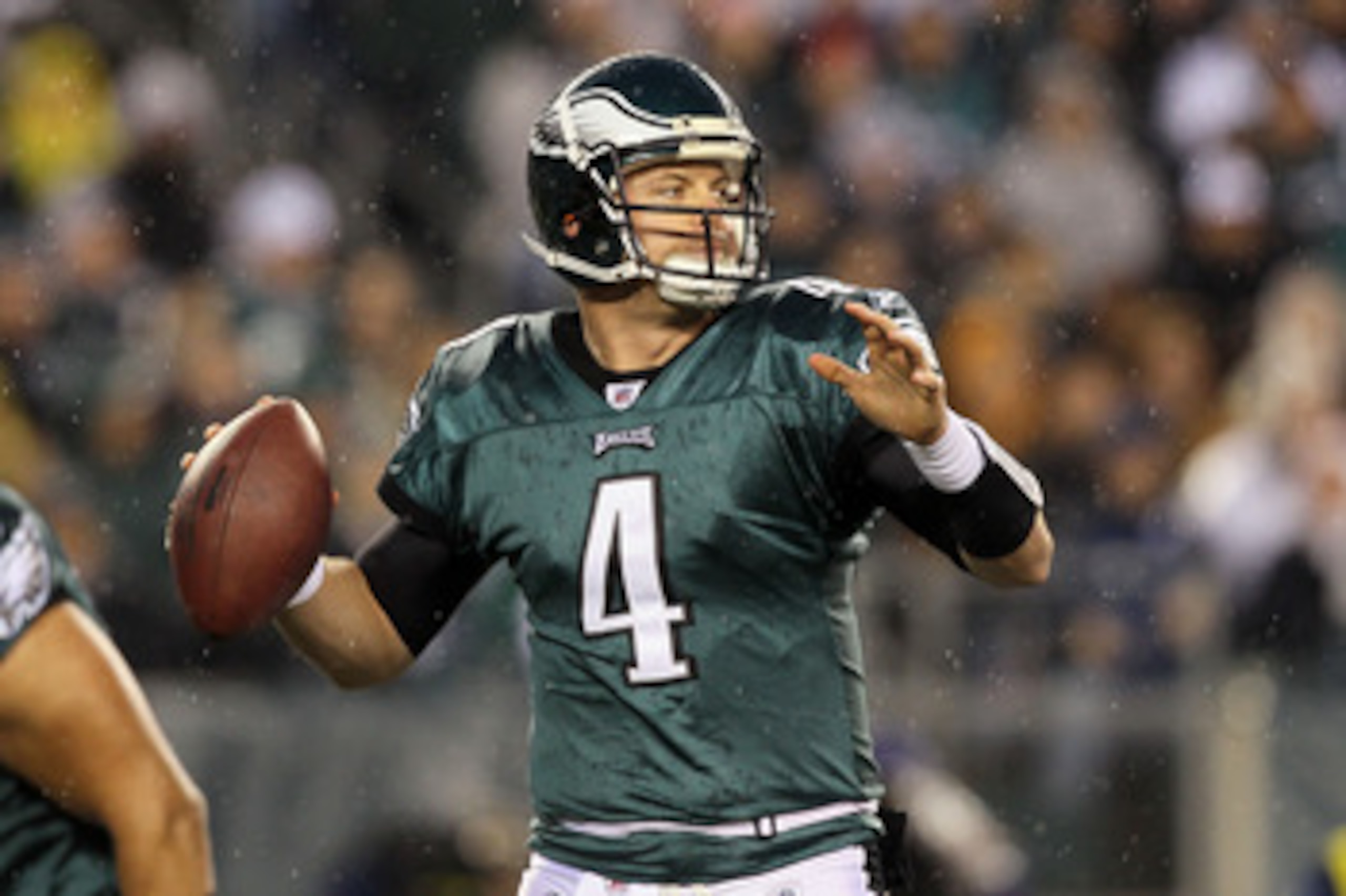PHILADELPHIA, PA - JANUARY 02:  Kevin Kolb #4 of the Philadelphia Eagles throws a pass against the Dallas Cowboys on January 2, 2011 at Lincoln Financial Field in Philadelphia, Pennsylvania.  (Photo by Jim McIsaac/Getty Images)