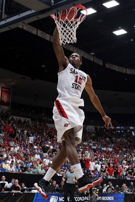 TUCSON, AZ - MARCH 19:  Kawhi Leonard #15 of the San Diego State Aztecs dunks against the Temple Owls during the third round of the 2011 NCAA men's basketball tournament at McKale Center on March 19, 2011 in Tucson, Arizona.  (Photo by Christian Petersen/