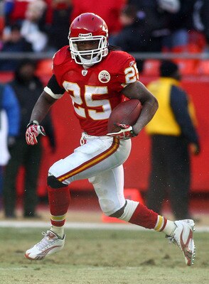 KANSAS CITY, MO - JANUARY 02:  Running back Jamaal Charles #25 of the Kansas City Chiefs runs down field in a game against the Oakland Raiders at Arrowhead Stadium on January 2, 2011 in Kansas City, Missouri.  (Photo by Tim Umphrey/Getty Images)