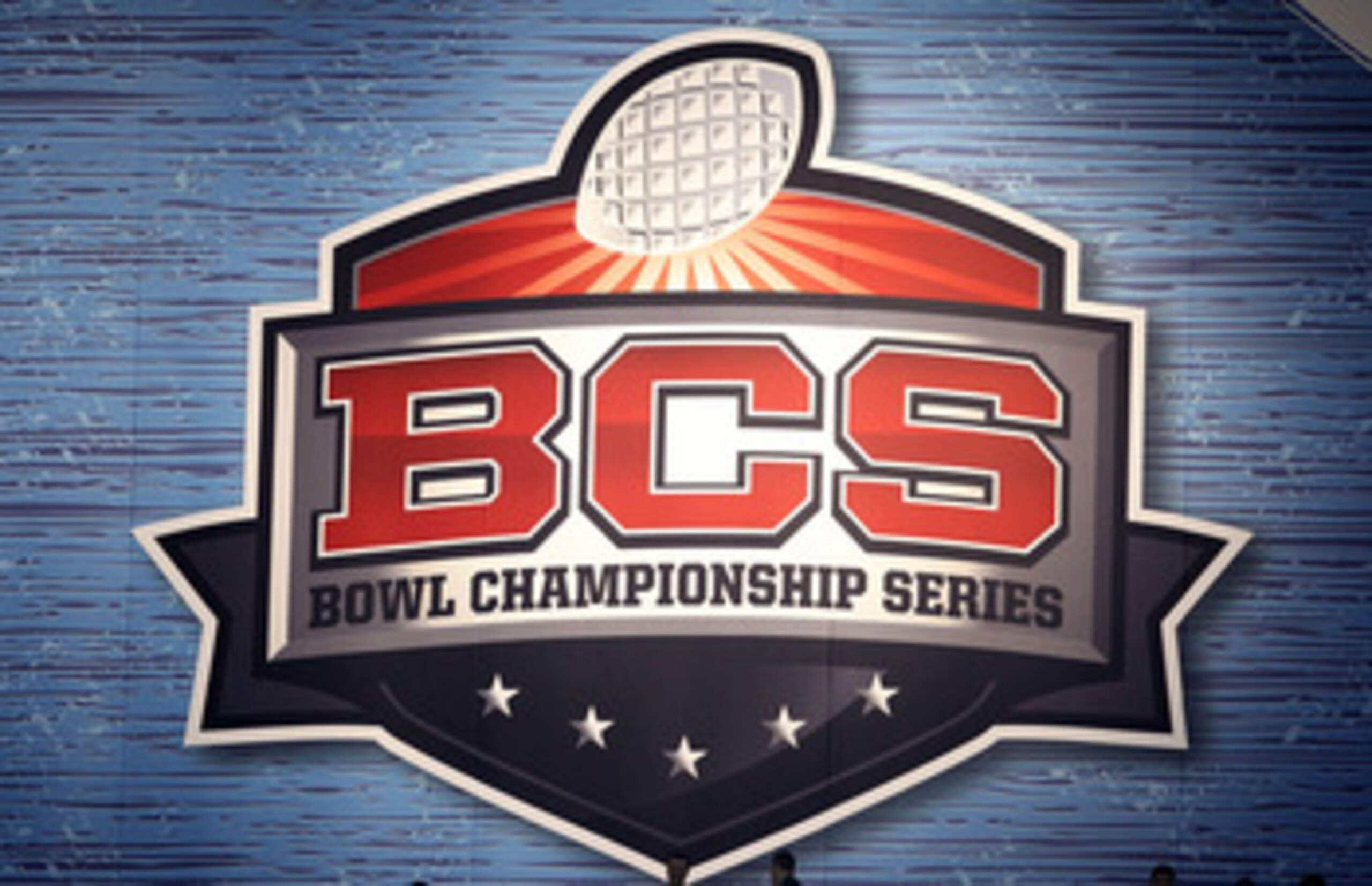 SCOTTSDALE, AZ - JANUARY 09:  Head coaches Gene Chizik of the Auburn Tigers and Chip Kelly of the Oregon Ducks pose together with the coaches trophy during a press conference for the Tostitos BCS National Championship Game at the JW Marriott Camelback Inn