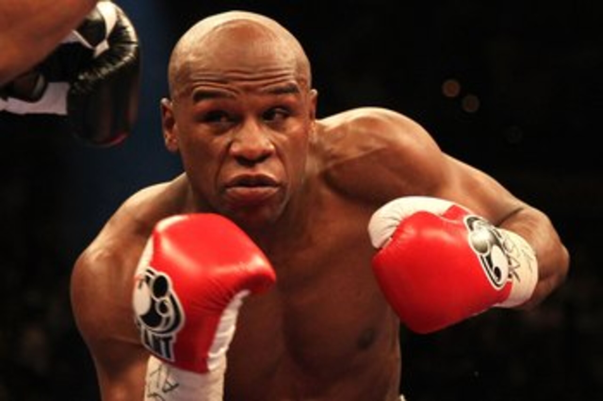 LAS VEGAS - MAY 01:  (R-L) Floyd Mayweather Jr. in action against Shane Mosley during their welterweight fight at the MGM Grand Garden Arena on May 1, 2010 in Las Vegas, Nevada. Mayweather Jr. defeated Mosley by unanimous decison.  (Photo by Jed Jacobsohn