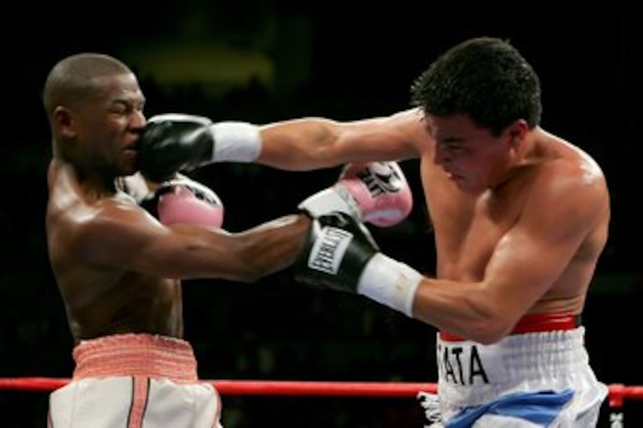 LAS VEGAS - NOVEMBER 04:  Carlos Baldomir (R) of Argentina connects to the face of Floyd Mayweather during their WBC Welterweight Championship fight at the Mandalay Bay Events Center November 4, 2006 in Las Vegas, Nevada.  (Photo by Ethan Miller/Getty Ima