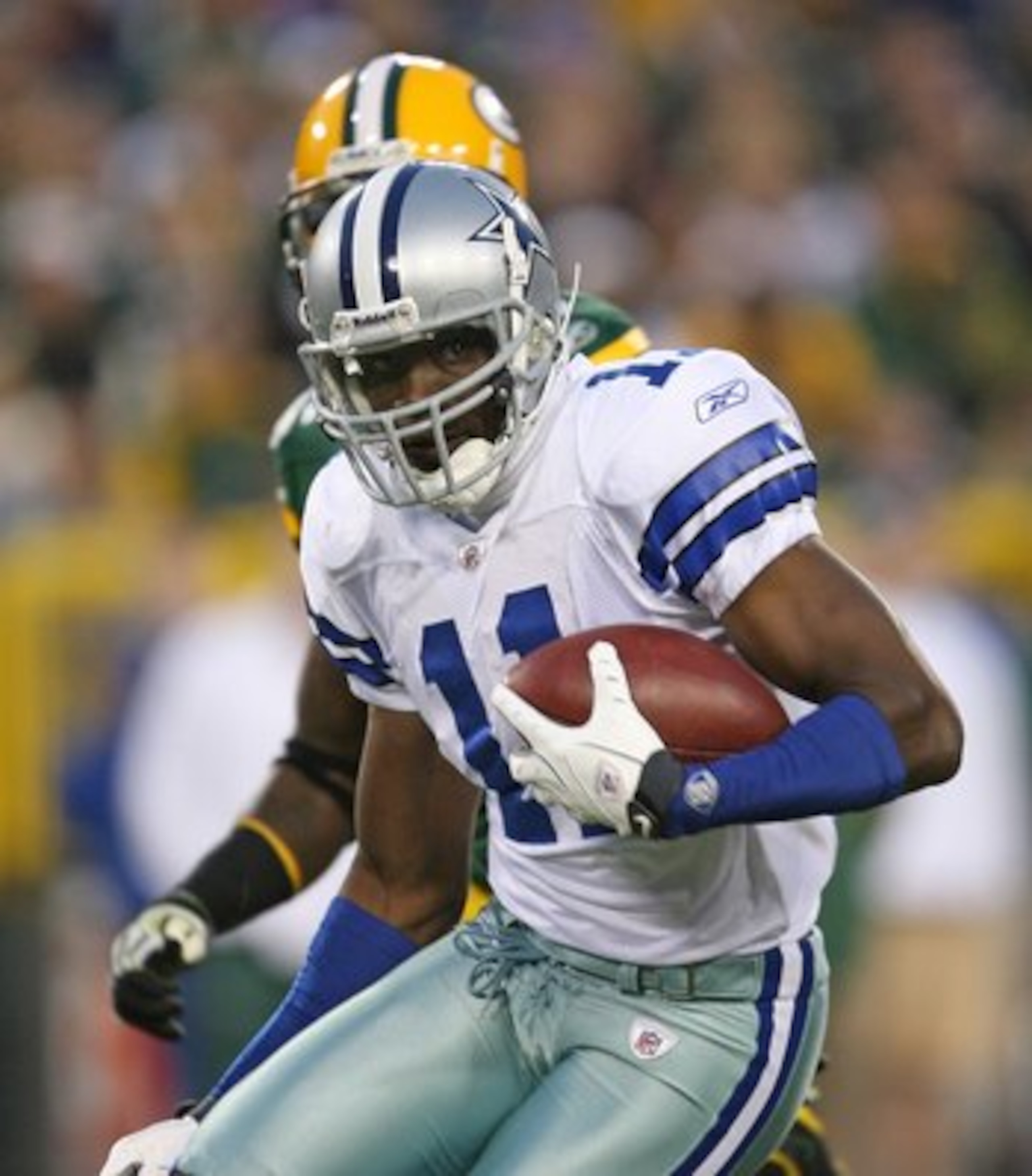 GREEN BAY, WI - NOVEMBER 15: Roy Williams #11 of the Dallas Cowboys runs with the ball after a catch against the Green Bay Packers at Lambeau Field on November 15, 2009 in Green Bay, Wisconsin. The Packers defeated the Cowboys 17-7. (Photo by Jonathan Dan