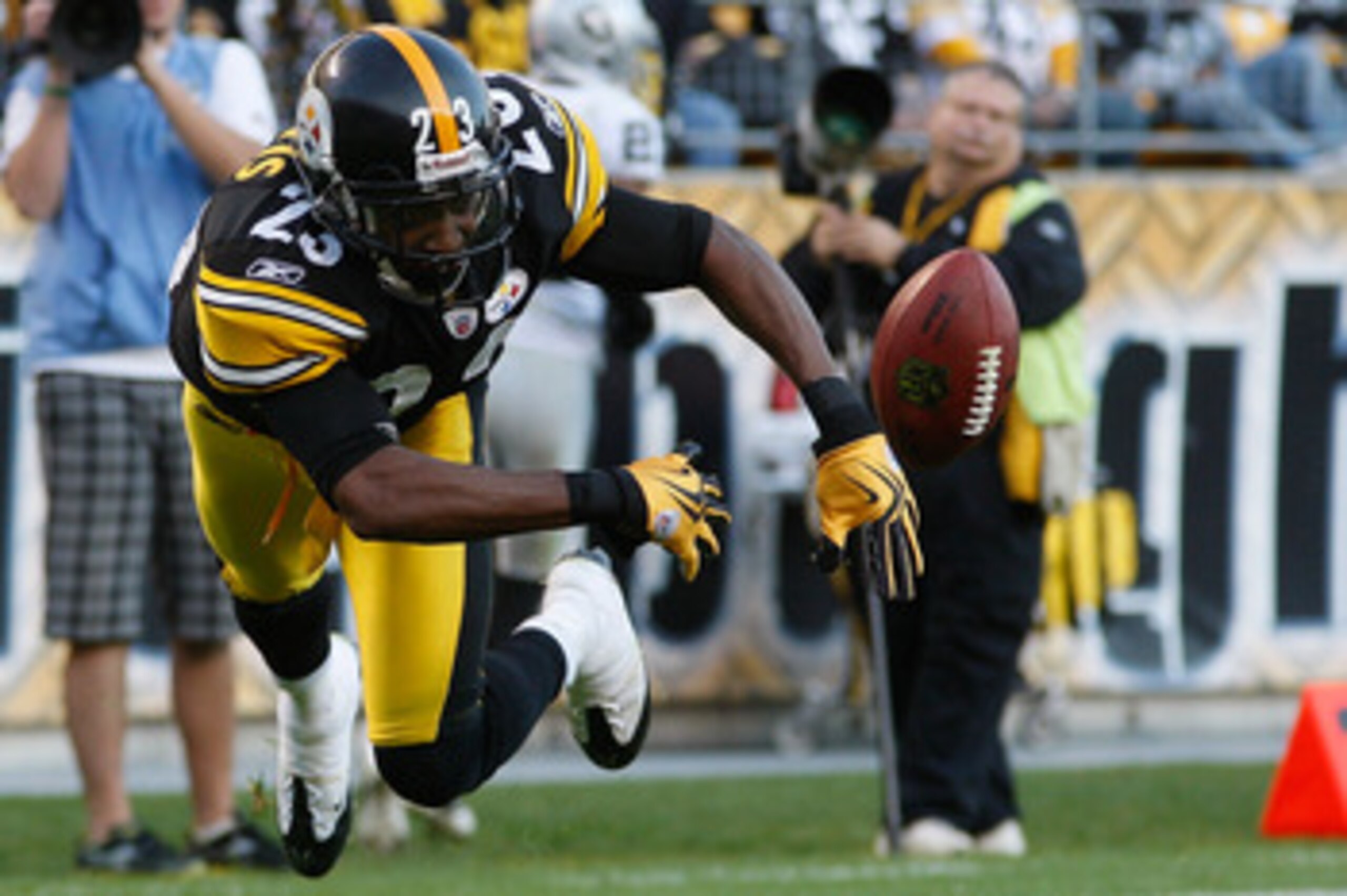 PITTSBURGH - NOVEMBER 21: Keenan Lewis #23 of the Pittsburgh Steelers goes airborne while attempting to hit a ball out of the endzone during a kickoff against the Oakland Raiders during the game on November 21, 2010 at Heinz Field in Pittsburgh, Pennsylva