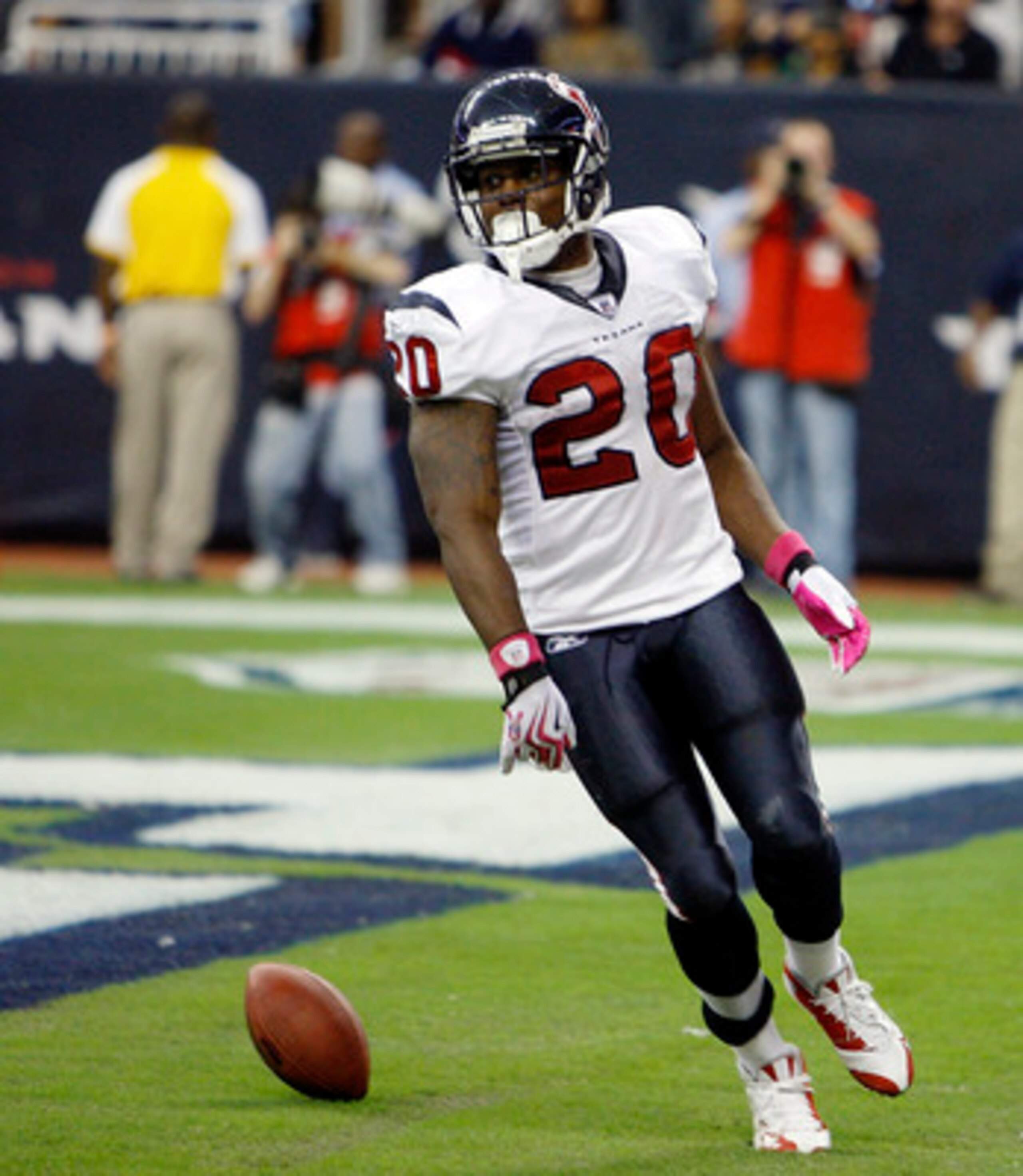 HOUSTON - OCTOBER 04:  Running back Steve Slaton #20 of the Houston Texans scores on a 32 yard run in the second quarter against the Oakland Raiders at Reliant Stadium on October 4, 2009 in Houston, Texas.  (Photo by Bob Levey/Getty Images)
