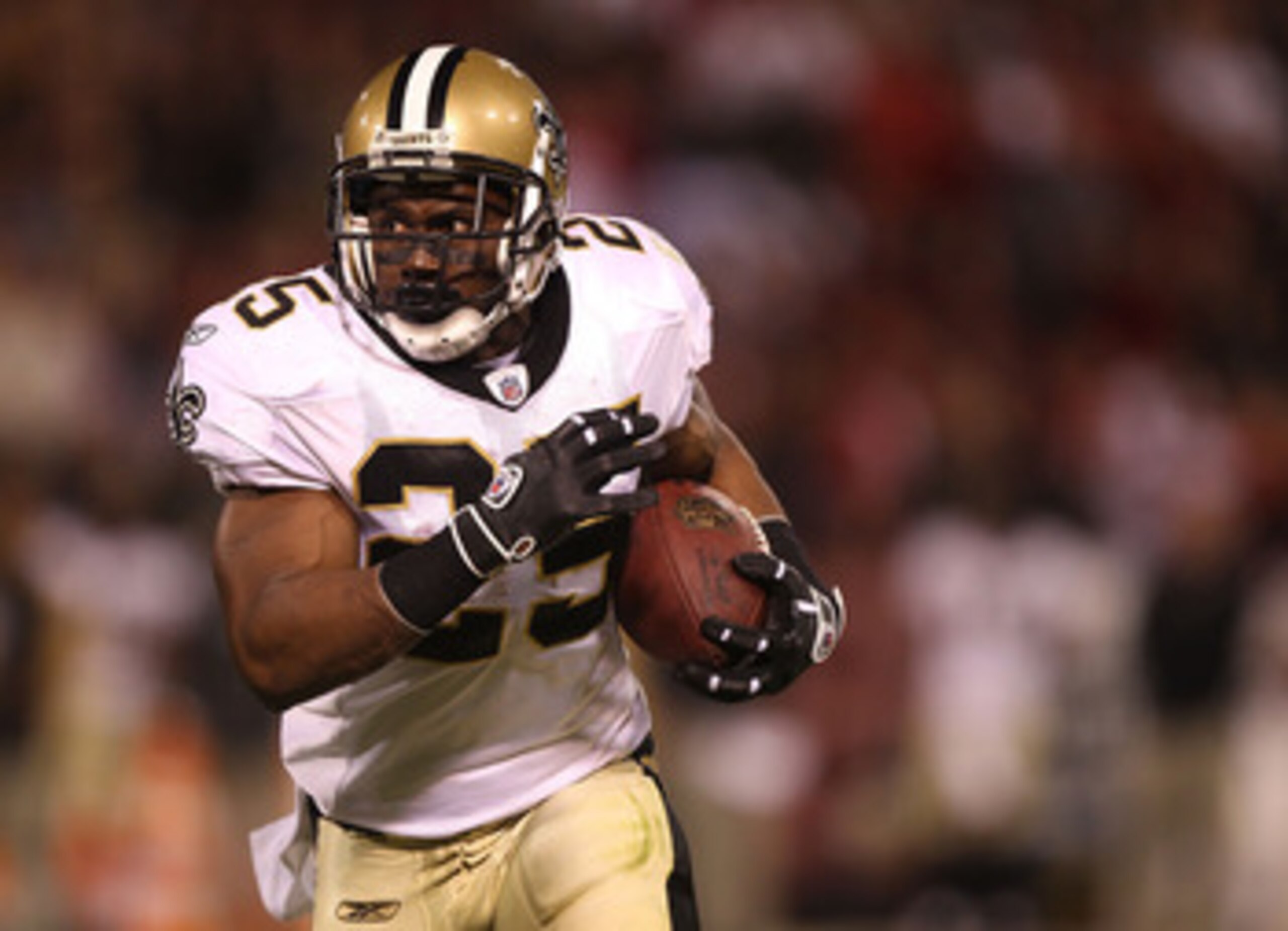 SAN FRANCISCO - SEPTEMBER 20:  Reggie Bush #25 of the New Orleans Saints runs against the San Francisco 49ers during an NFL game at Candlestick Park on September 20, 2010 in San Francisco, California.  (Photo by Jed Jacobsohn/Getty Images)