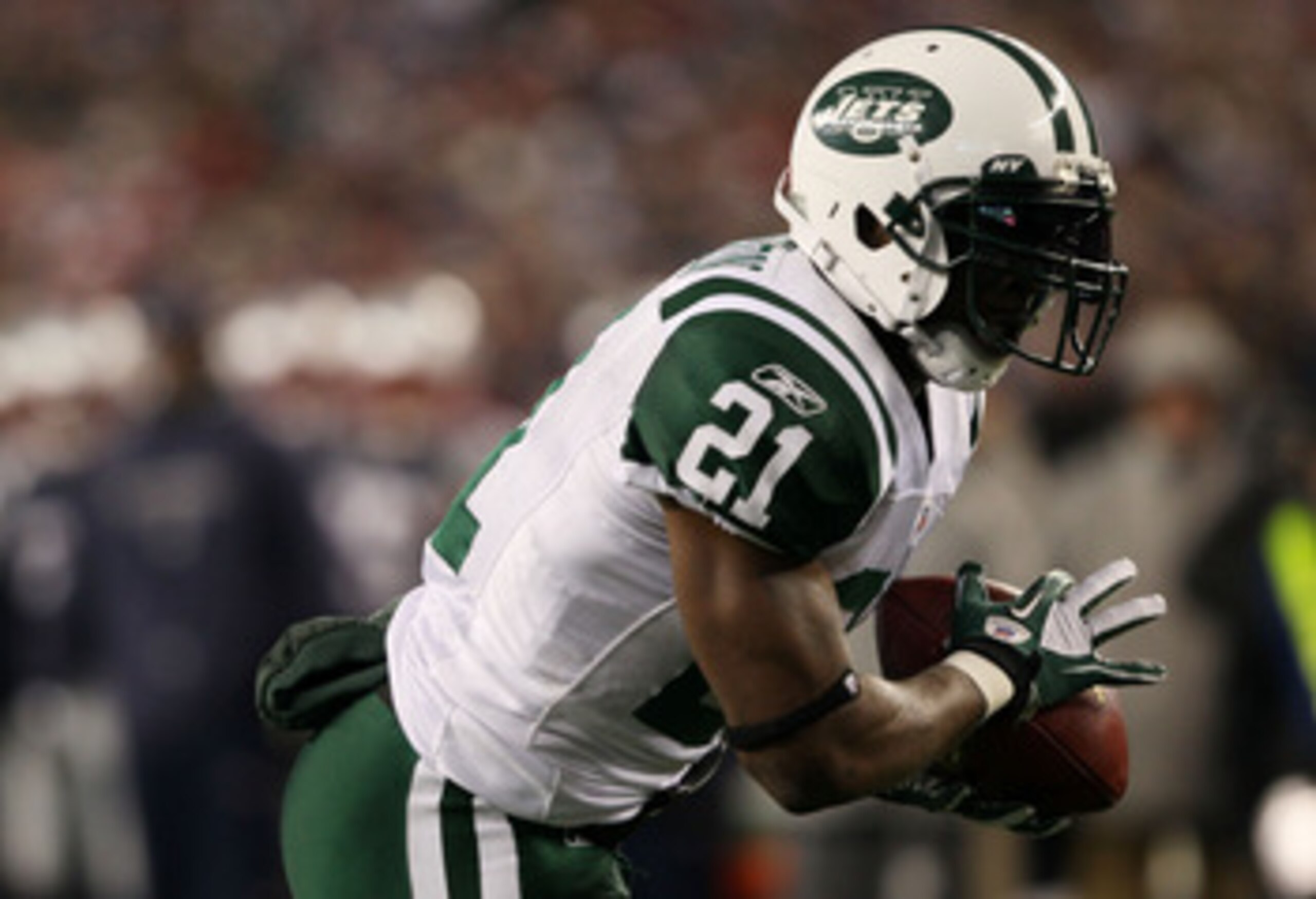 FOXBORO, MA - JANUARY 16:  Running back LaDainian Tomlinson #21 of the New York Jets runs with the ball against the New England Patriots during their 2011 AFC divisional playoff game at Gillette Stadium on January 16, 2011 in Foxboro, Massachusetts.  (Pho