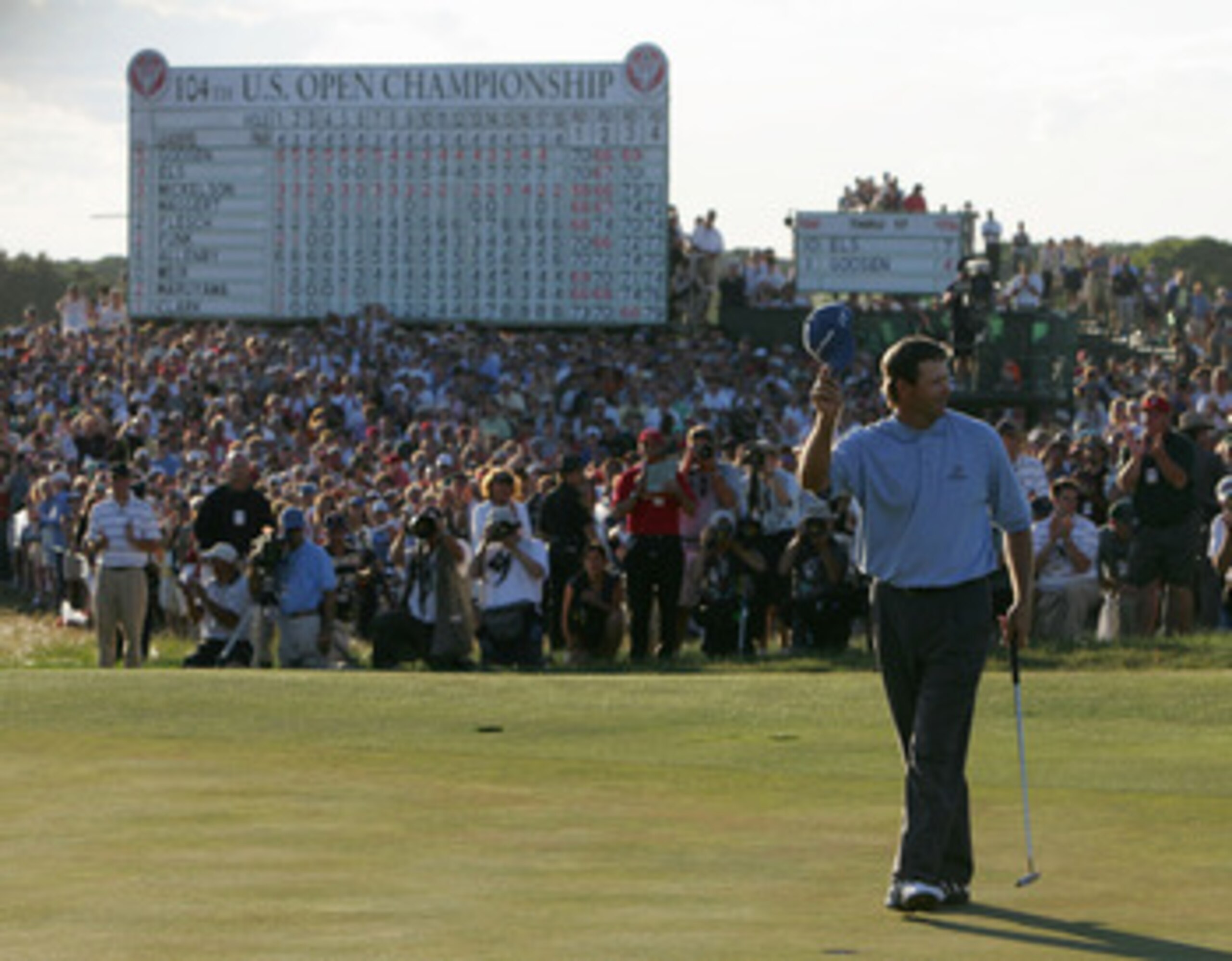 SOUTHAMPTON, NY - JUNE 20:  Retief Goosen of South Africa celebrates a two-stroke victory on the 18th green during the final round of the 104th U.S. Open at Shinnecock Hills Golf Club on June 20, 2004 in Southampton, New York.  (Photo by Jamie Squire/Gett
