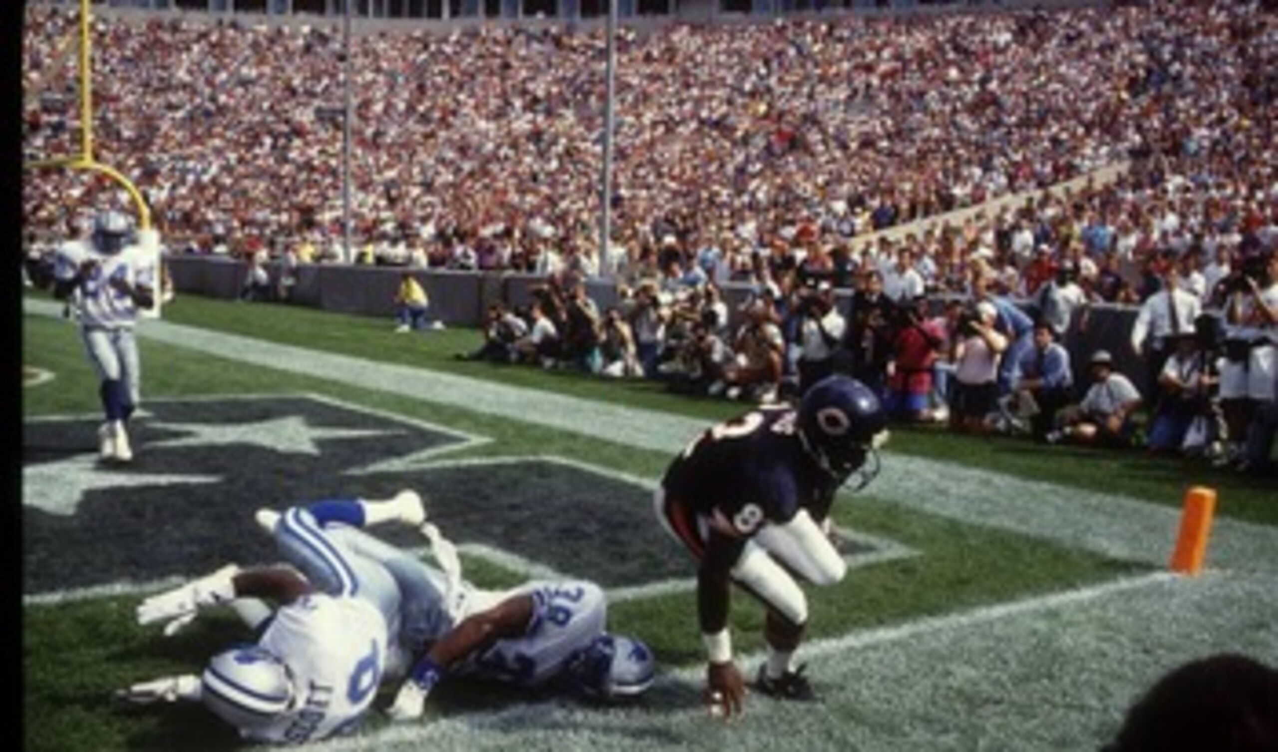 6 SEP 1992: CHICAGO BEARS WIDE RECEIVER WENDELL DAVIS LEAVES TWO LIONS ON THE GROUND BUT MISSES THE BALL AS THE BEARS BEAT DETROIT 27-24 IN WEEK 1. 6 SEP 1992: CHICAGO BEARS WIDE RECEIVER WENDELL DAVIS LEAVES TWO LIONS ON THE GROUND BUT MISSES THE BALL AS THE BEARS BEAT DETROIT 27-24 IN WEEK 1.