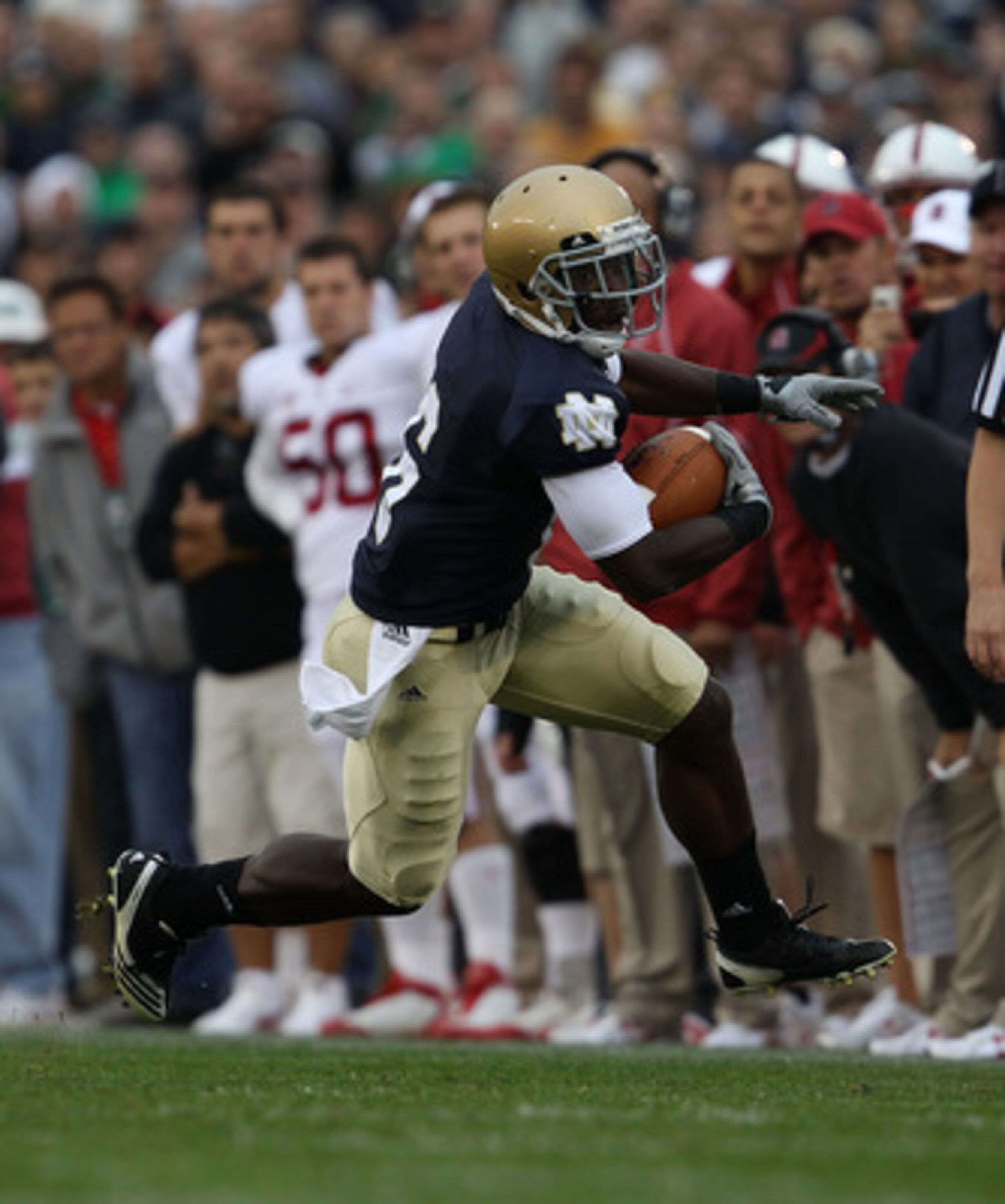 SOUTH BEND, IN - SEPTEMBER 25: Theo Riddick #6 of the Notre Dame Fighting Irish runs against the Stanford Cardinal at Notre Dame Stadium on September 25, 2010 in South Bend, Indiana. Stanford defeated Notre Dame 37-14. (Photo by Jonathan Daniel/Getty Imag