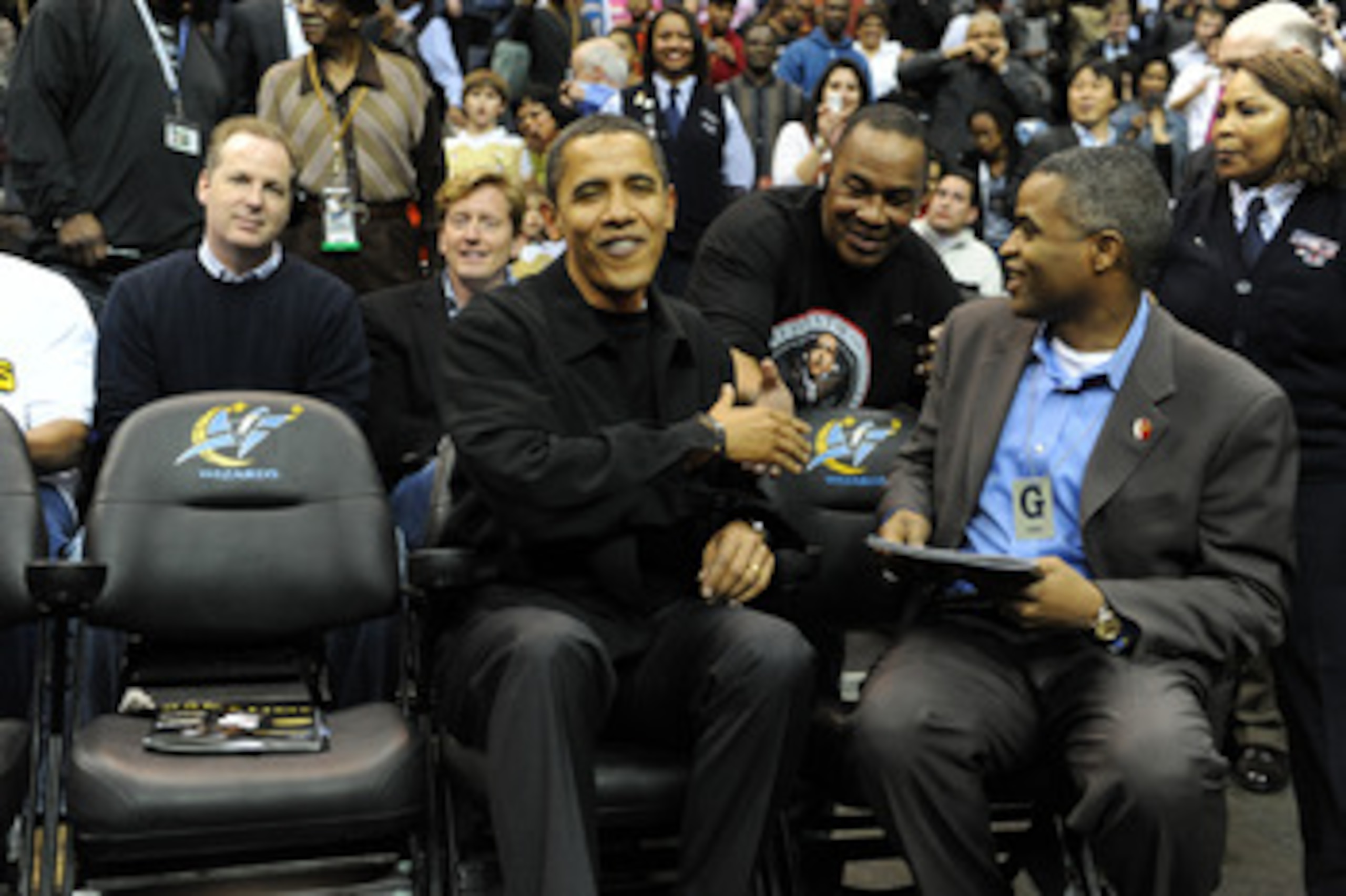 WASHINGTON - FEBRUARY 27:  U.S. President Barack Obama (C) is greeted by fans at an NBA (National Basketball Association) game between the Chicago Bulls and Washington Wizards on February 27, 2009 at the Verizon Center in Washington, DC.  (Photo by Michae