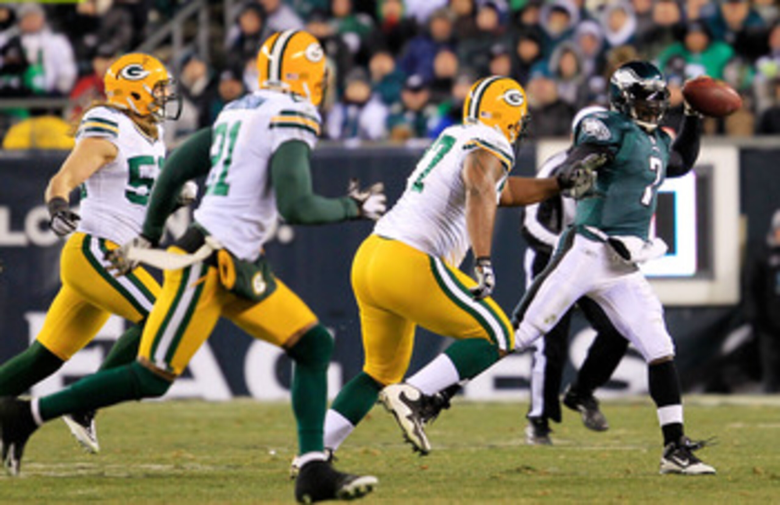 PHILADELPHIA, PA - JANUARY 09:  Michael Vick #7 of the Philadelphia Eagles scrambles against the Green Bay Packers during the 2011 NFC wild card playoff game at Lincoln Financial Field on January 9, 2011 in Philadelphia, Pennsylvania.  (Photo by Chris Tro