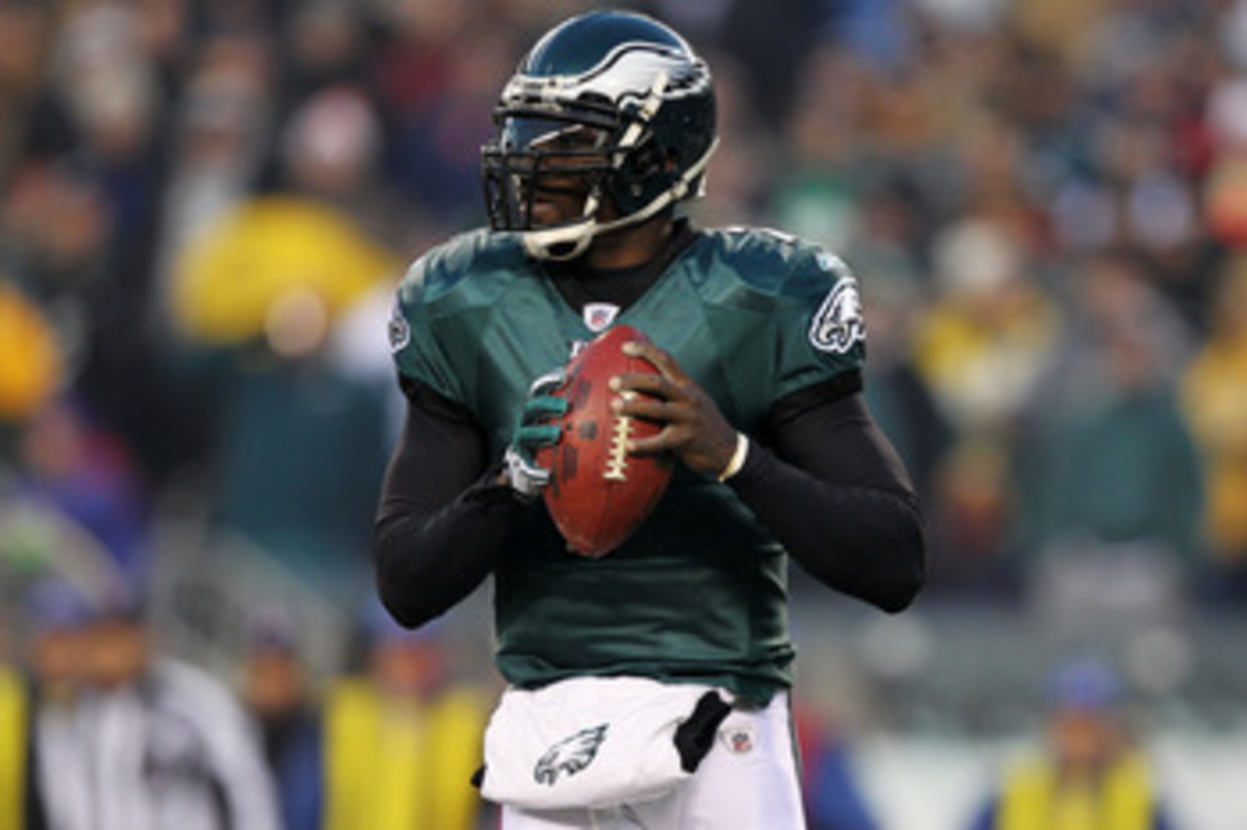 PHILADELPHIA, PA - JANUARY 09:  Michael Vick #7 of the Philadelphia Eagles scrambles against the Green Bay Packers during the 2011 NFC wild card playoff game at Lincoln Financial Field on January 9, 2011 in Philadelphia, Pennsylvania.  (Photo by Al Bello/