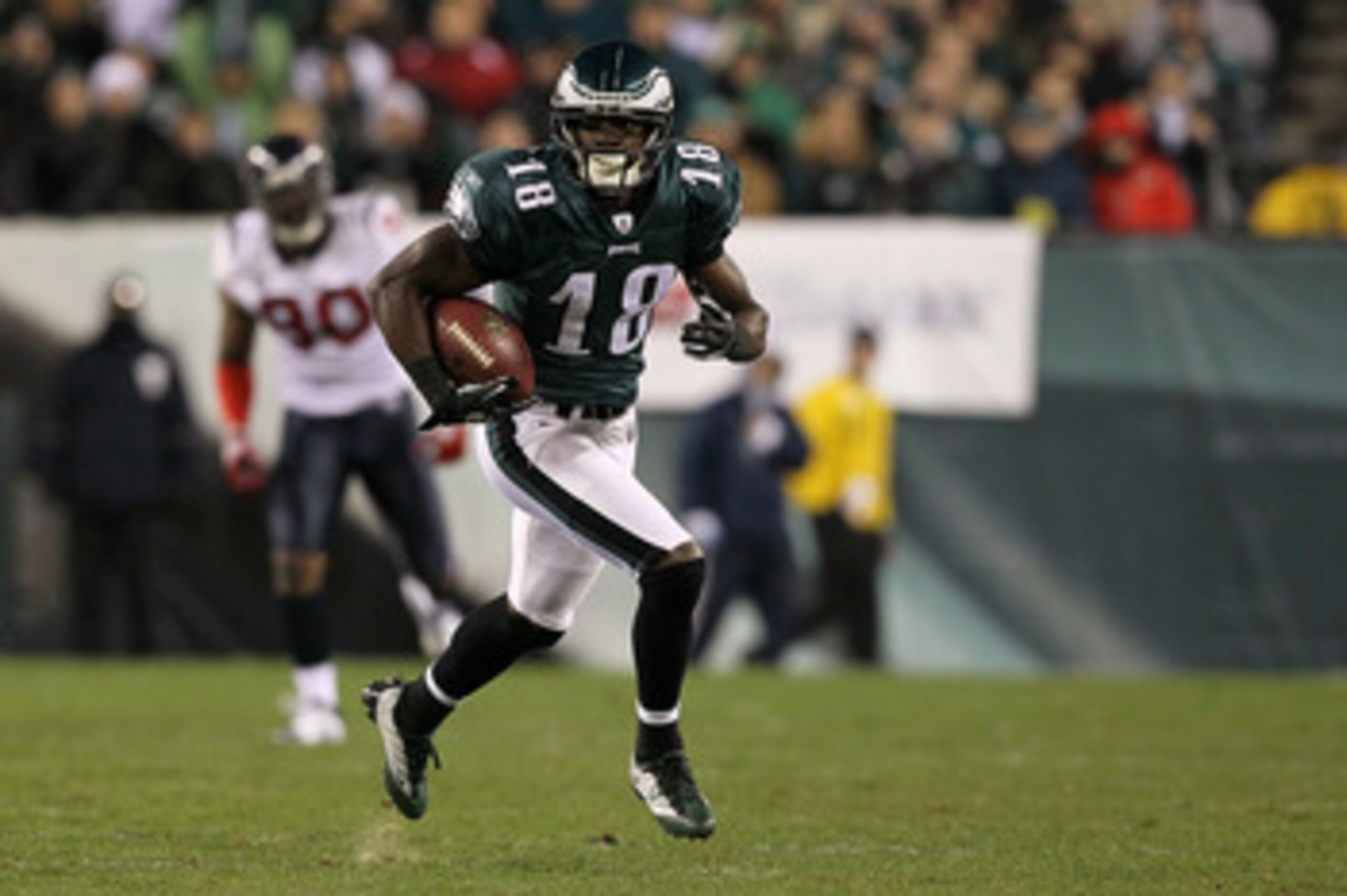 PHILADELPHIA, PA - DECEMBER 02:  Jeremy Maclin #18 of the Philadelphia Eagles runs for yards after the catch against the Houston Texans at Lincoln Financial Field on December 2, 2010 in Philadelphia, Pennsylvania.  (Photo by Jim McIsaac/Getty Images)