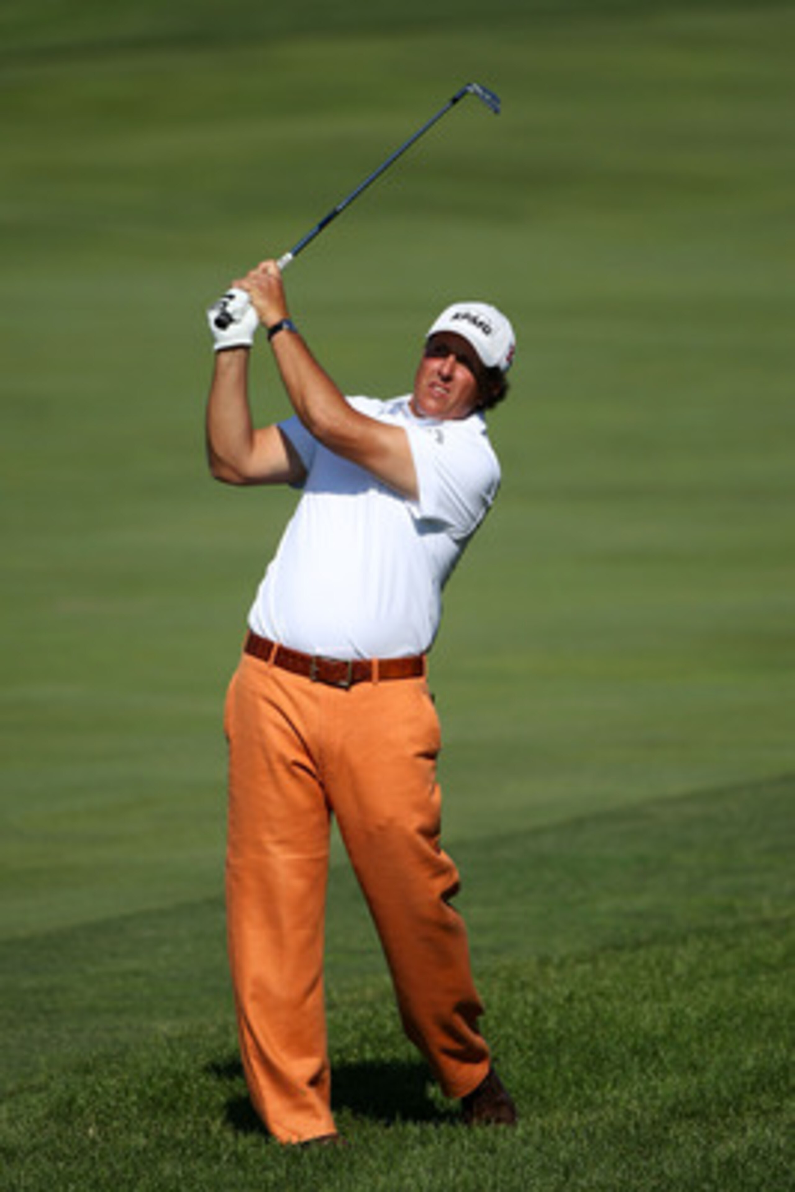 BETHESDA, MD - JUNE 14:  Phil Mickelson hits a shot during a practice round prior to the start of the 111th U.S. Open at Congressional Country Club on June 14, 2011 in Bethesda, Maryland.  (Photo by Andrew Redington/Getty Images)