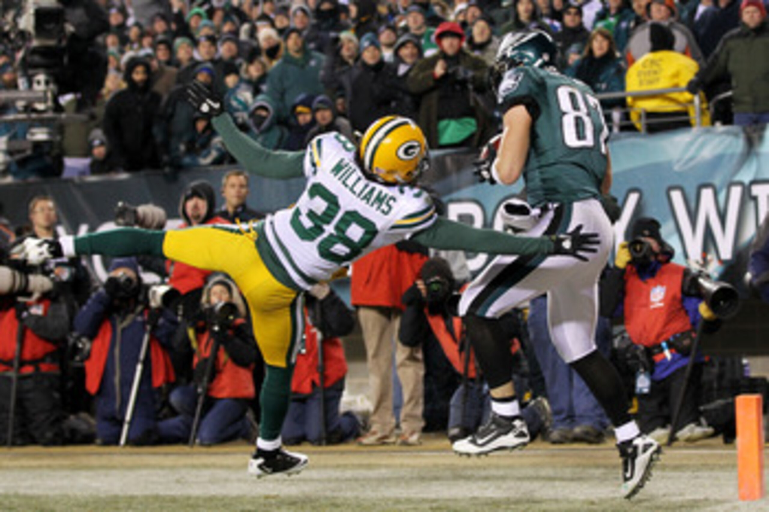 PHILADELPHIA, PA - JANUARY 09:  Brent Celek #87 of the Philadelphia Eagles completes a two-point conversin pass against Tramon Williams #38 of the Green Bay Packers which didn't score due to a penalty on Celek during the 2011 NFC wild card playoff game at