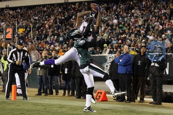 PHILADELPHIA, PA - DECEMBER 28:  Sidney Rice #18 of the Minnesota Vikings in action against Asante Samuel #22 of the Philadelphia Eagles at Lincoln Financial Field on December 28, 2010 in Philadelphia, Pennsylvania.  (Photo by Jim McIsaac/Getty Images)
