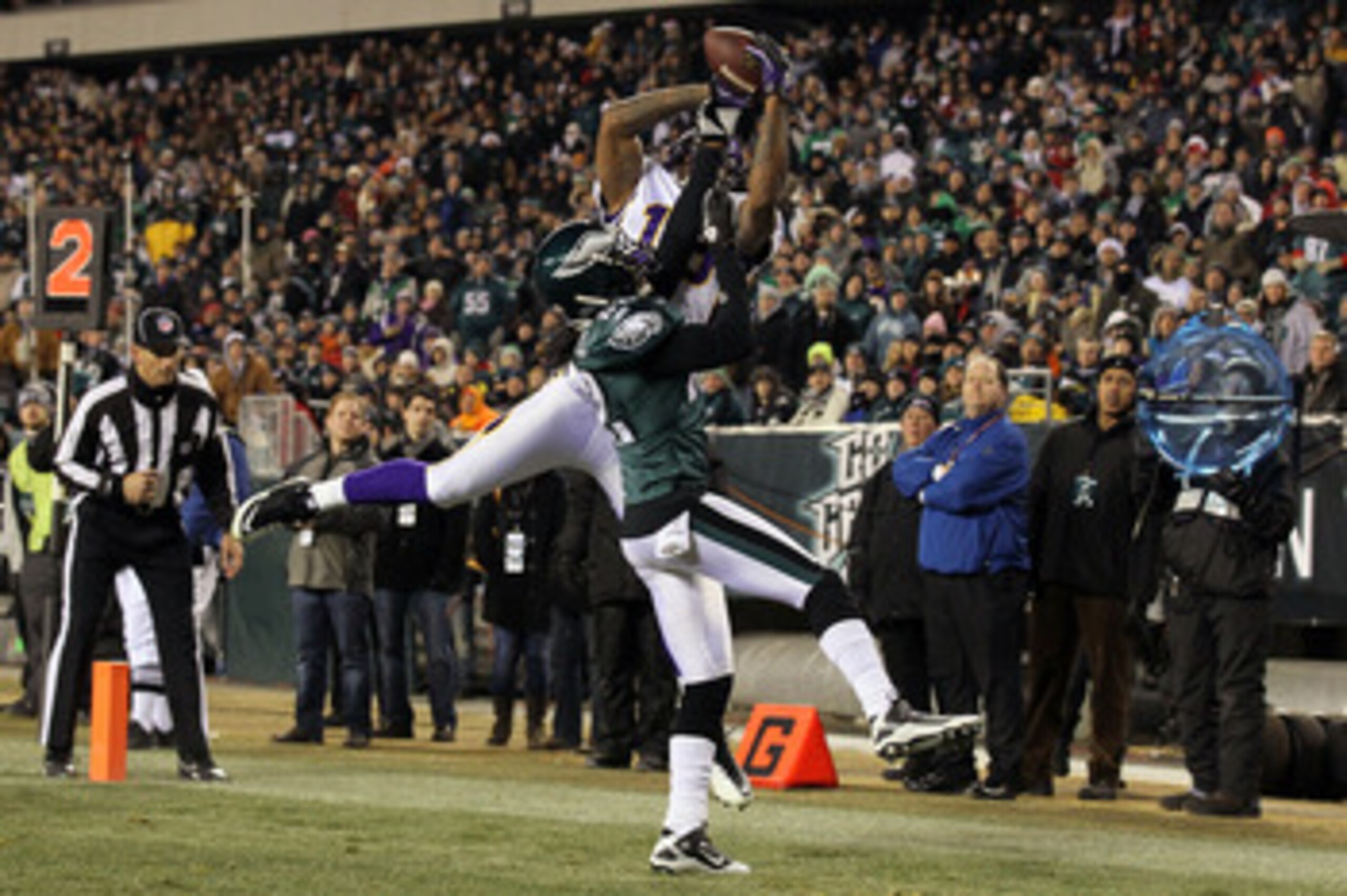 PHILADELPHIA, PA - DECEMBER 28:  Sidney Rice #18 of the Minnesota Vikings in action against Asante Samuel #22 of the Philadelphia Eagles at Lincoln Financial Field on December 28, 2010 in Philadelphia, Pennsylvania.  (Photo by Jim McIsaac/Getty Images)