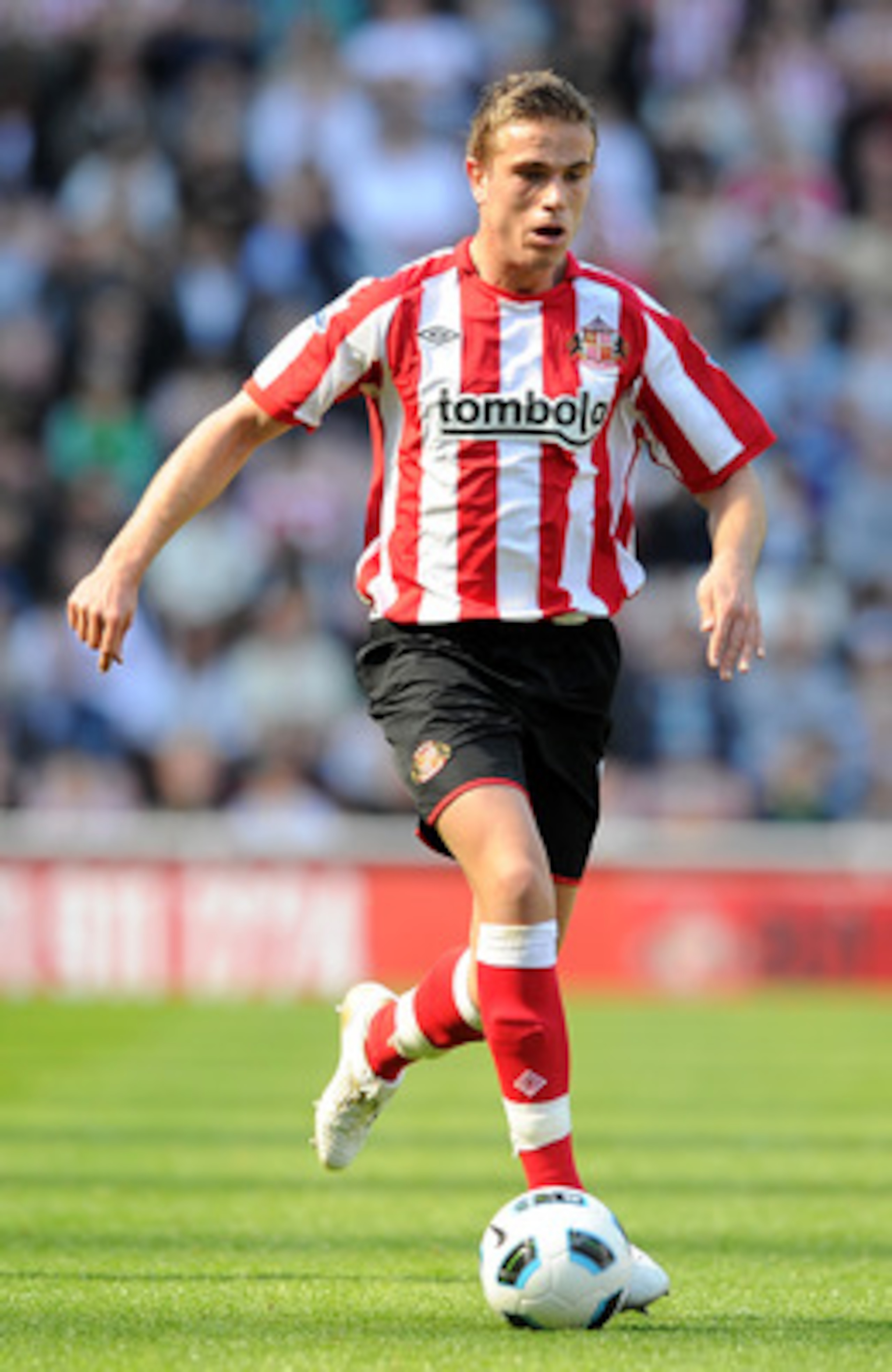 SUNDERLAND, ENGLAND - APRIL 30:  Jordan Henderson of Sunderland goes for the ball during the Barclays Premier League match between Sunderland and Fulham at Stadium of Light on April 30, 2011 in Sunderland, England.  (Photo by Chris Brunskill/Getty Images)