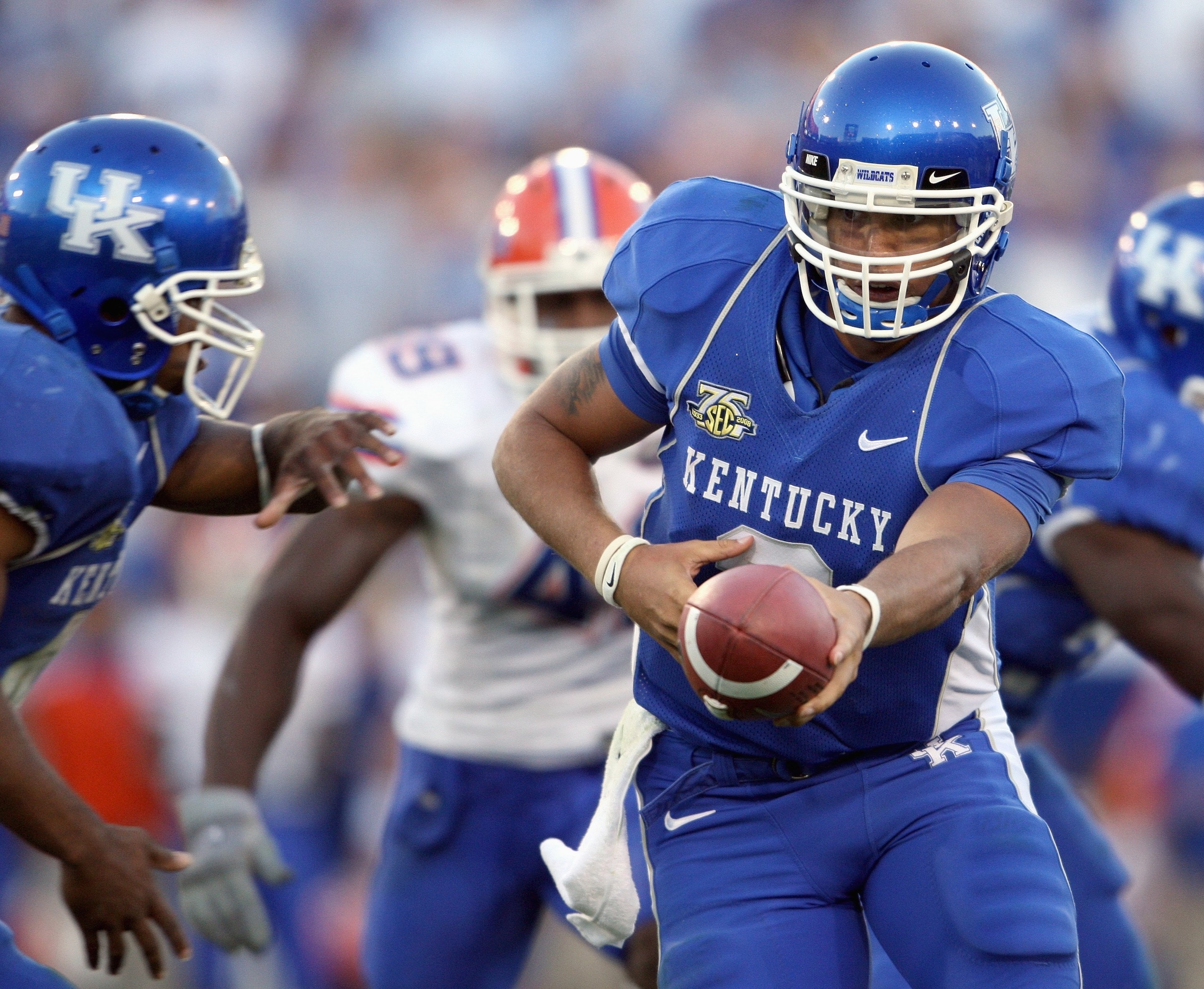 LEXINGTON, KY - OCTOBER 20: Andre Woodson #3 of the Kentucky Wildcats hands off the ball during the game against the Florida Gators on October 20, 2007 at Commonwealth Stadium in Lexington, Kentucky. (Photo by Andy Lyons/Getty Images)