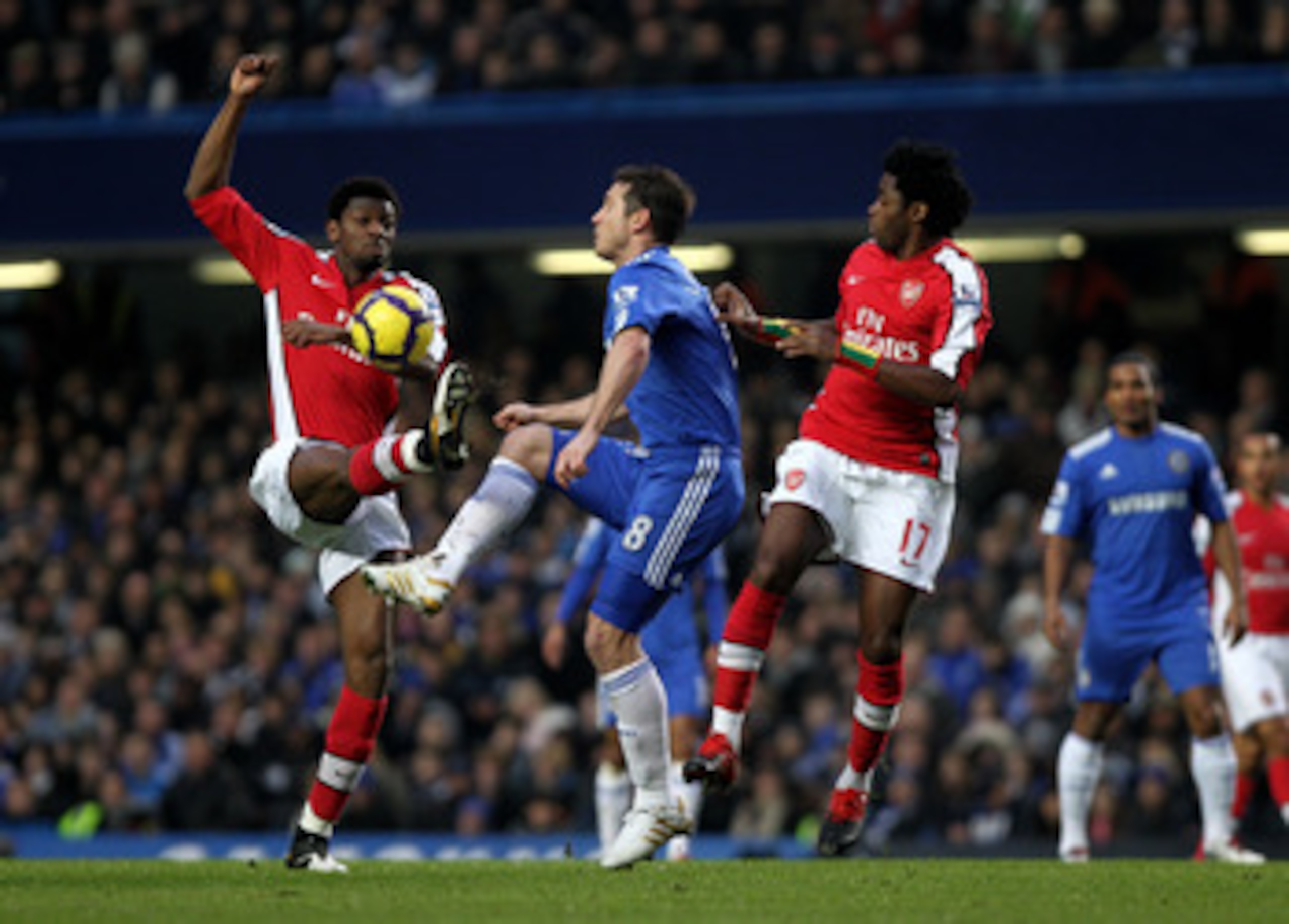 LONDON, ENGLAND - FEBRUARY 07:  Frank Lampard of Chelsea battles with Alexandre Song and Abou Diaby of Arsenal during the Barclays Premier League match between Chelsea and Arsenal at Stamford Bridge on February 7, 2010 in London, England.  (Photo by Paul