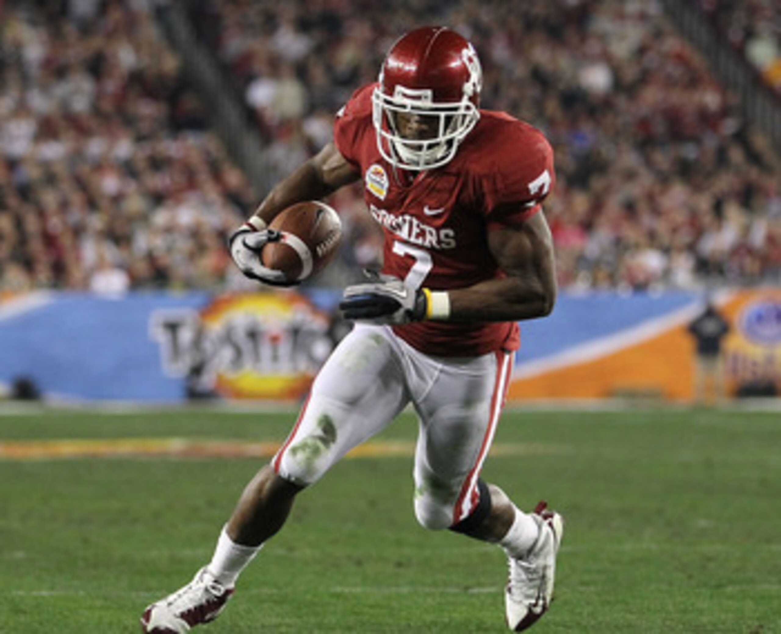 GLENDALE, AZ - JANUARY 01:  DeMarco Murray #7 of the Oklahoma Sooners runs the football to score a touchdown in the first quarter against the Connecticut Huskies during the Tostitos Fiesta Bowl at the Universtity of Phoenix Stadium on January 1, 2011 in G