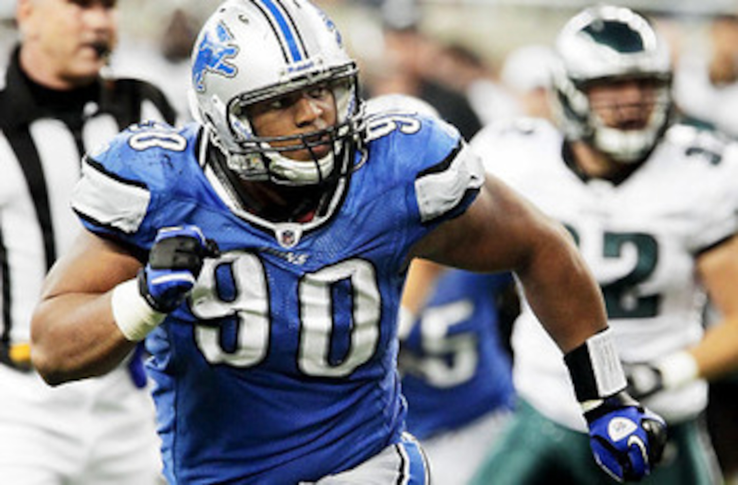 Suh eyes Mike Vick. AP PHOTO
