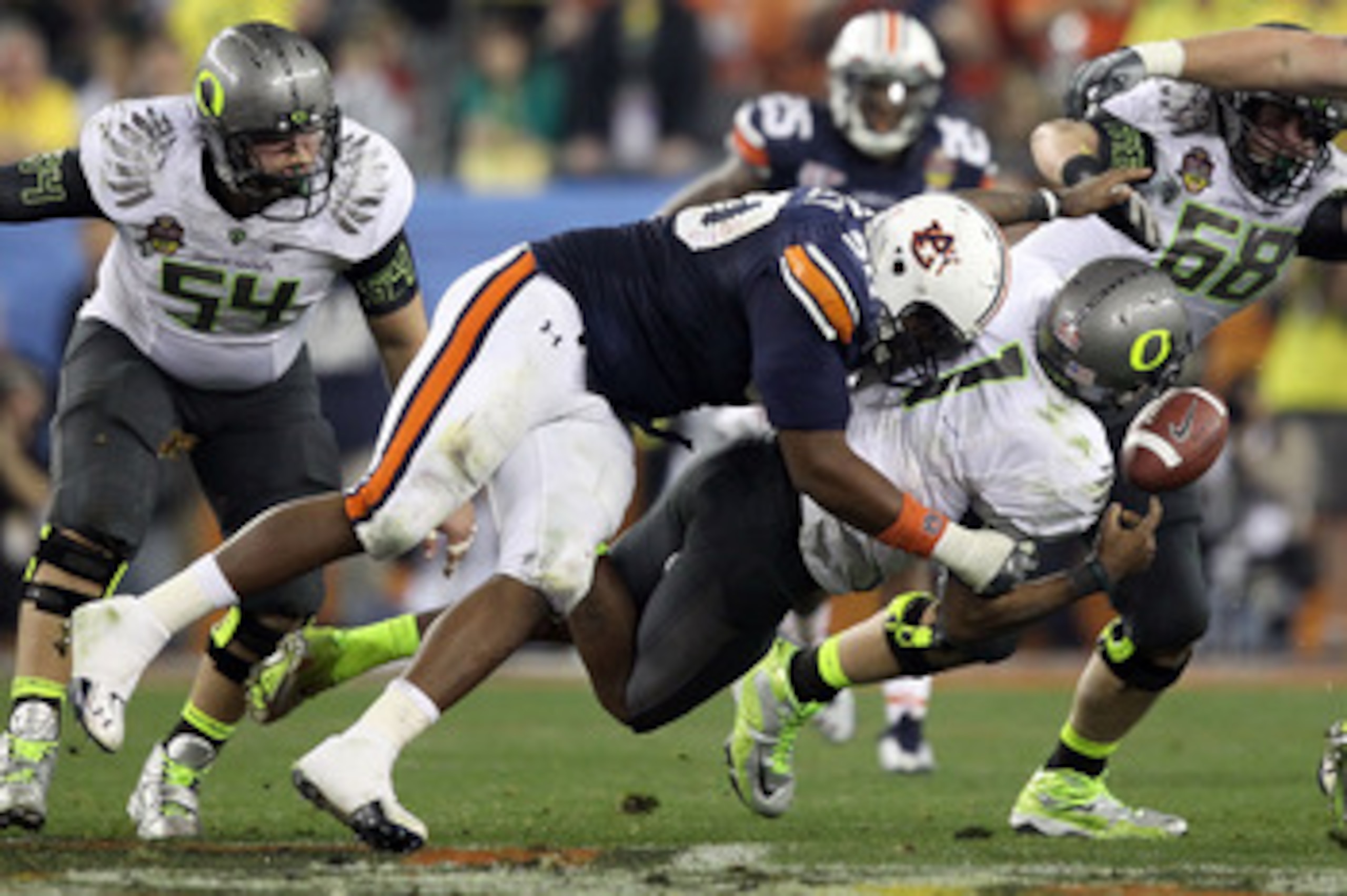 GLENDALE, AZ - JANUARY 10: Nick Fairley #90 of the Auburn Tigers sacks Darron Thomas #1 of the Oregon Ducks in the fourth quarter of the Tostitos BCS National Championship Game at University of Phoenix Stadium on January 10, 2011 in Glendale, Arizona. (Ph