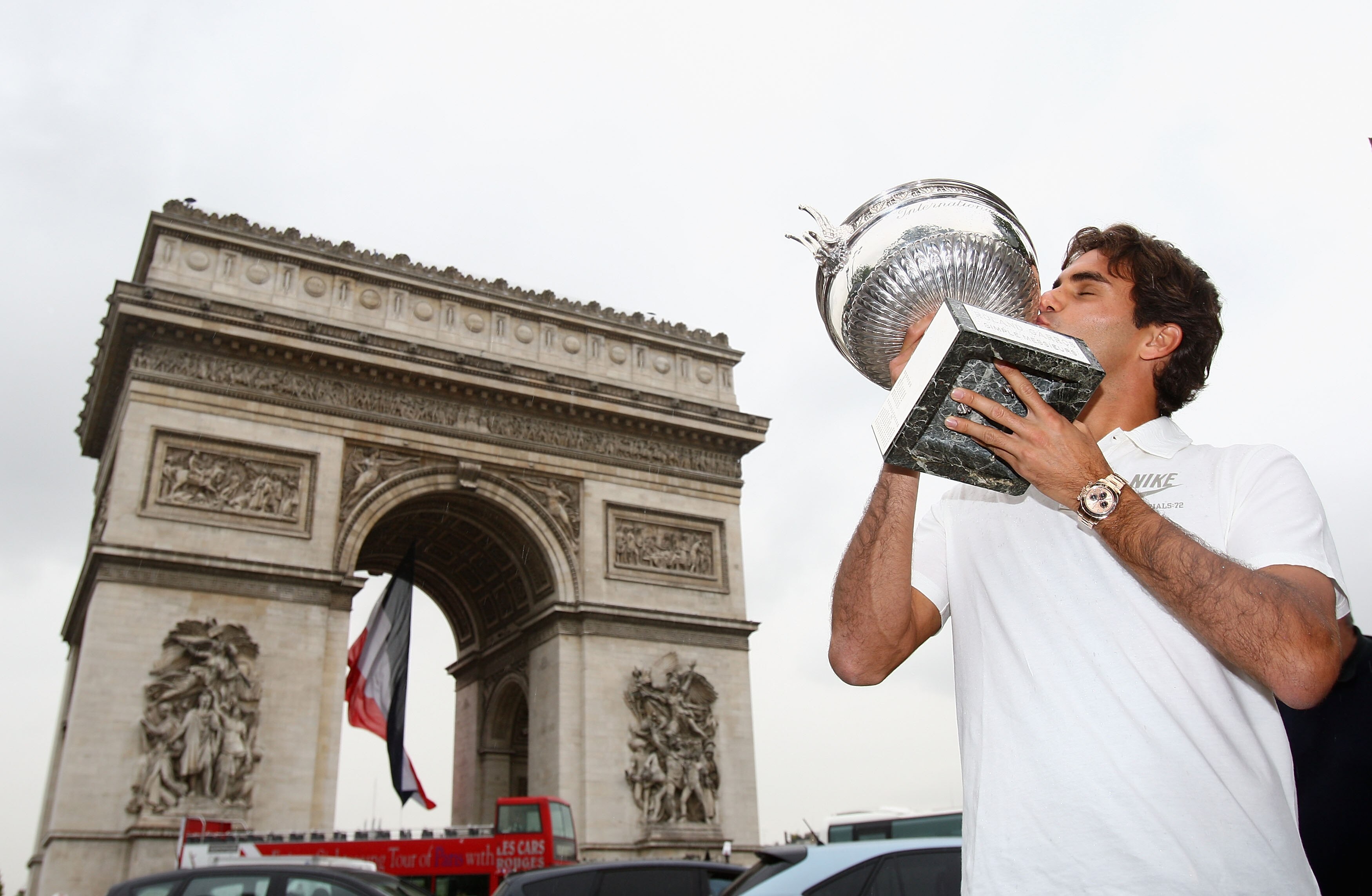 PARIS - JUNE 08:  Roger Federer of Switzerland poses with his French Open winners trophy at the Arc de Triomphe on June 8, 2009 in Paris, France.  (Photo by Ryan Pierse/Getty Images)