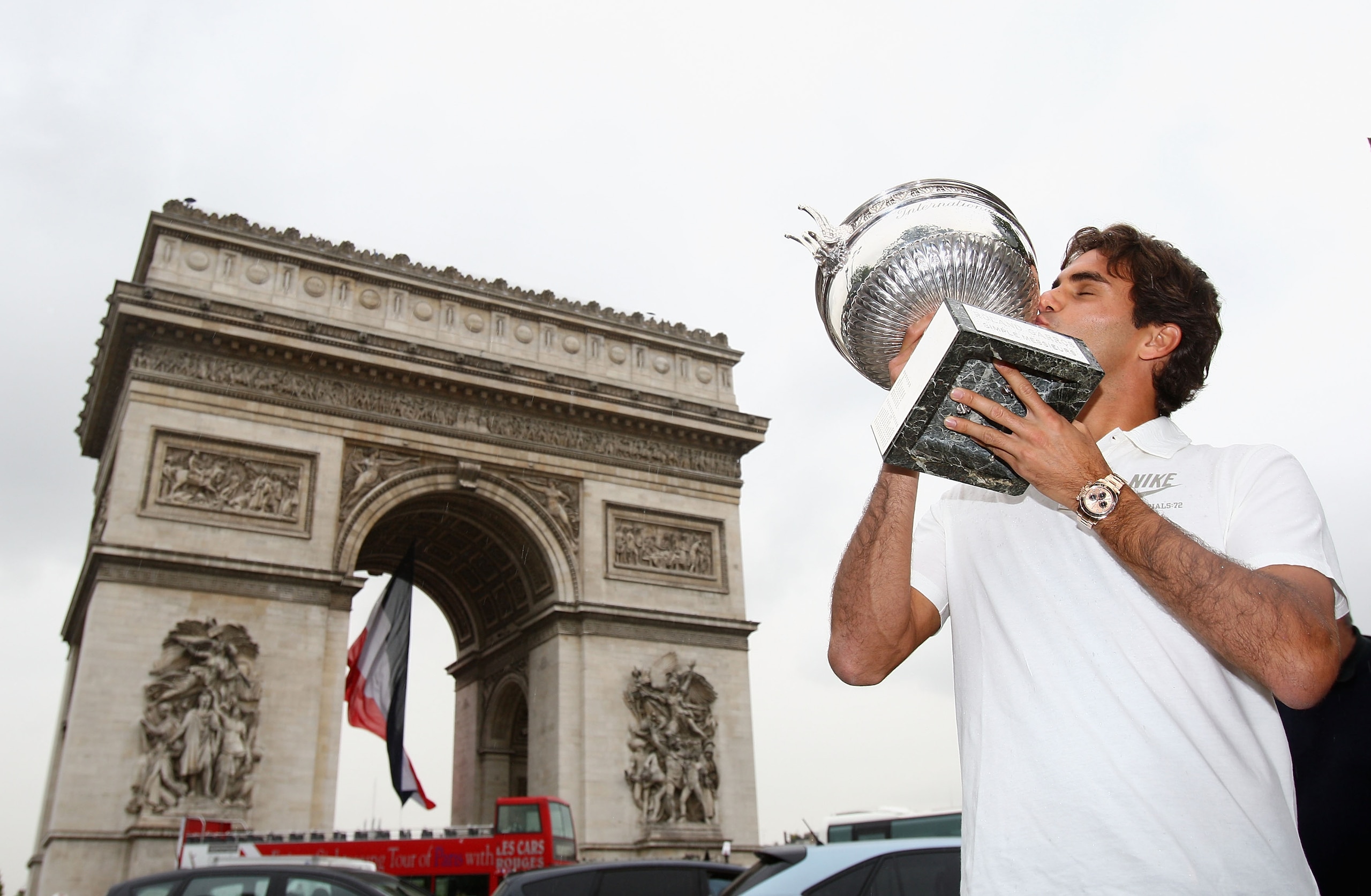PARIS - JUNE 08:  Roger Federer of Switzerland poses with his French Open winners trophy at the Arc de Triomphe on June 8, 2009 in Paris, France.  (Photo by Ryan Pierse/Getty Images)