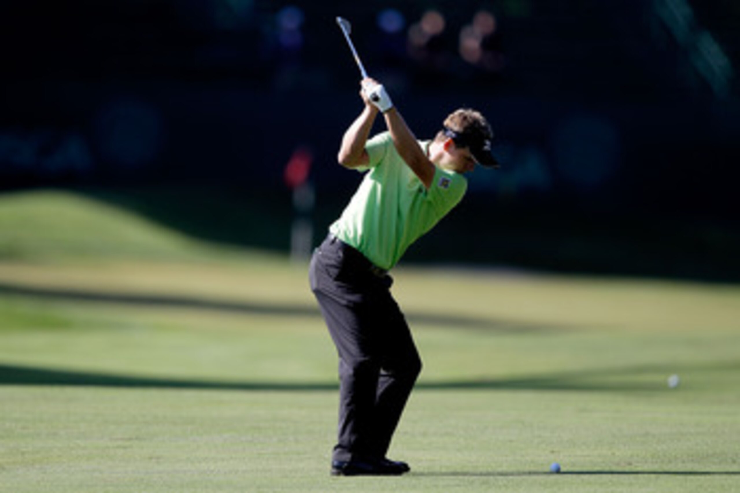 BETHESDA, MD - JUNE 15:  Luke Donald of England hits an approach shot during a practice round prior to the start of the 111th U.S. Open at Congressional Country Club on June 15, 2011 in Bethesda, Maryland.  (Photo by Rob Carr/Getty Images)