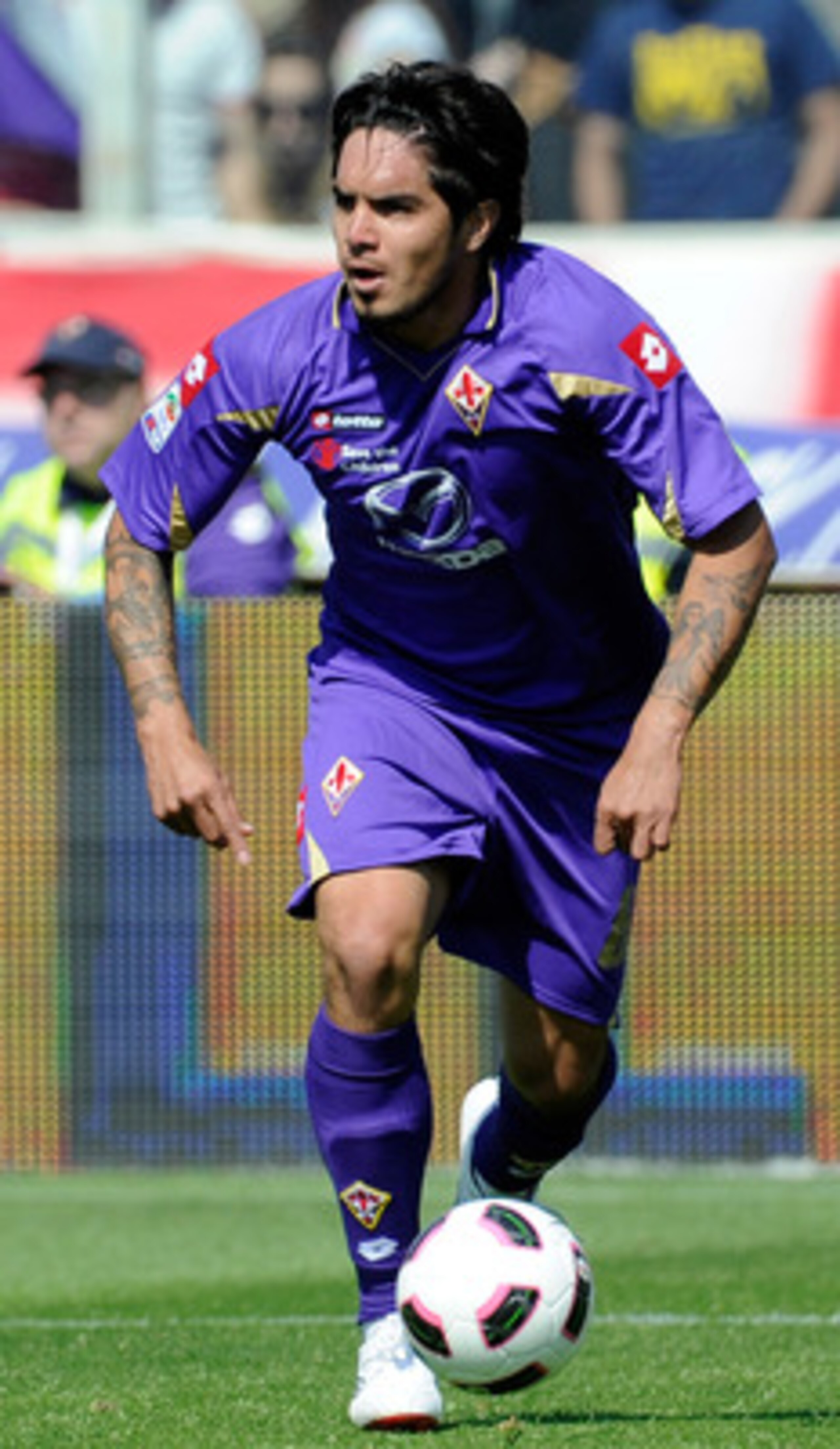 FLORENCE, ITALY - APRIL 17: Juan Manuel Vargas of ACF Fiorentina in action during the Serie A match between ACF Fiorentina and Juventus FC at Stadio Artemio Franchi on April 17, 2011 in Florence, Italy. (Photo by Claudio Villa/Getty Images) FLORENCE, ITALY - APRIL 17: Juan Manuel Vargas of ACF Fiorentina in action during the Serie A match between ACF Fiorentina and Juventus FC at Stadio Artemio Franchi on April 17, 2011 in Florence, Italy. (Photo by Claudio Villa/Getty Images)