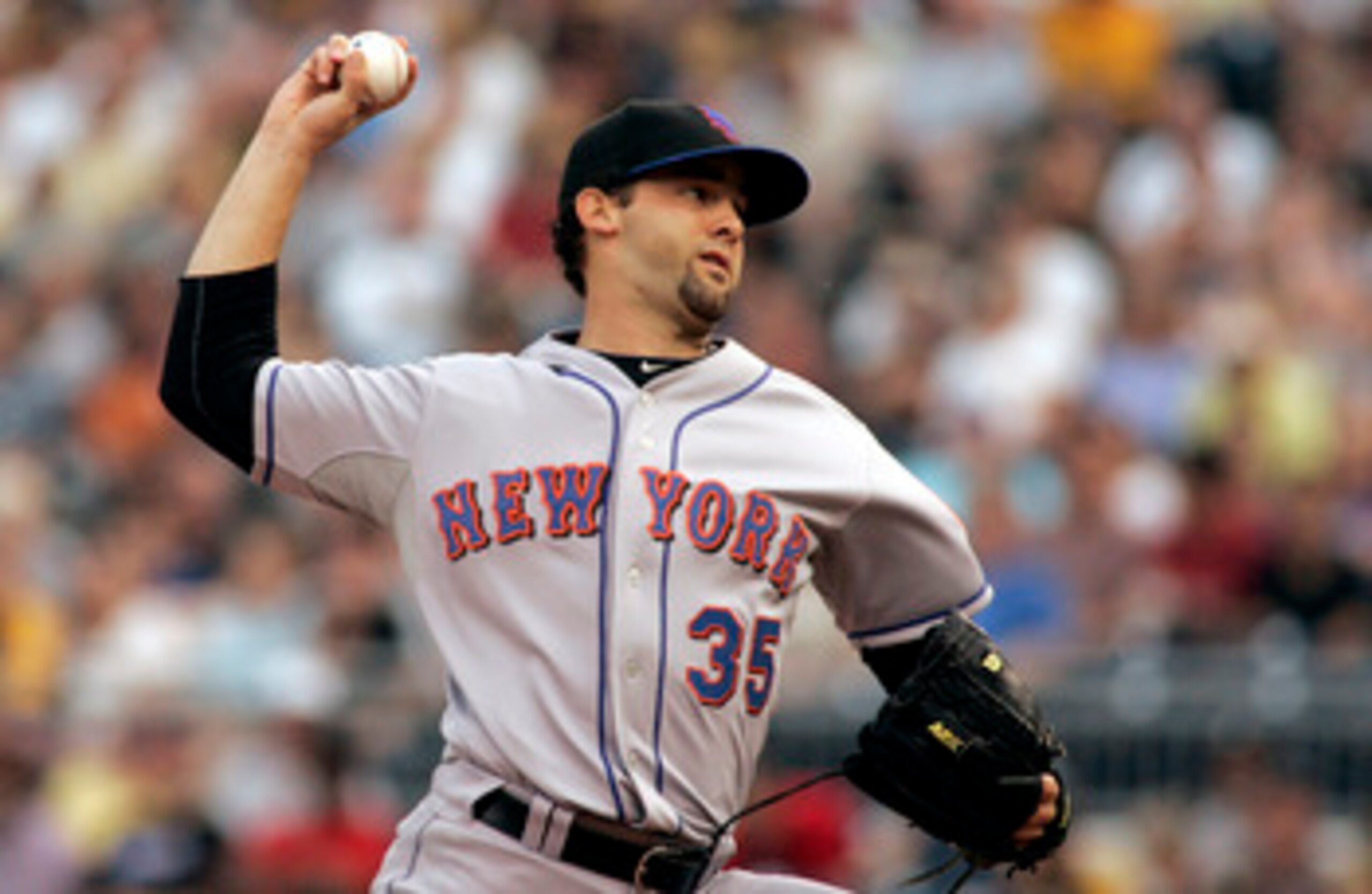 PITTSBURGH, PA - JUNE 10:  Dillon Gee #35 of the New York Mets pitches against the Pittsburgh Pirates during the game on June 10, 2011 at PNC Park in Pittsburgh, Pennsylvania.  (Photo by Justin K. Aller/Getty Images)